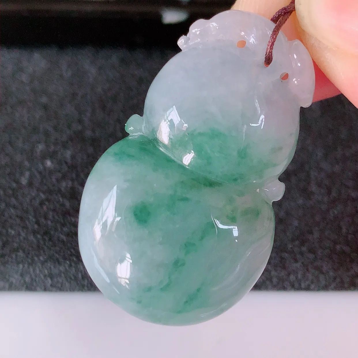 自然光实拍，冰紫罗兰飘花翡翠福豆吊坠，寓意“四季平安，福气满满”胶感十足，饱满，佩戴效果优雅迷人！#57.7