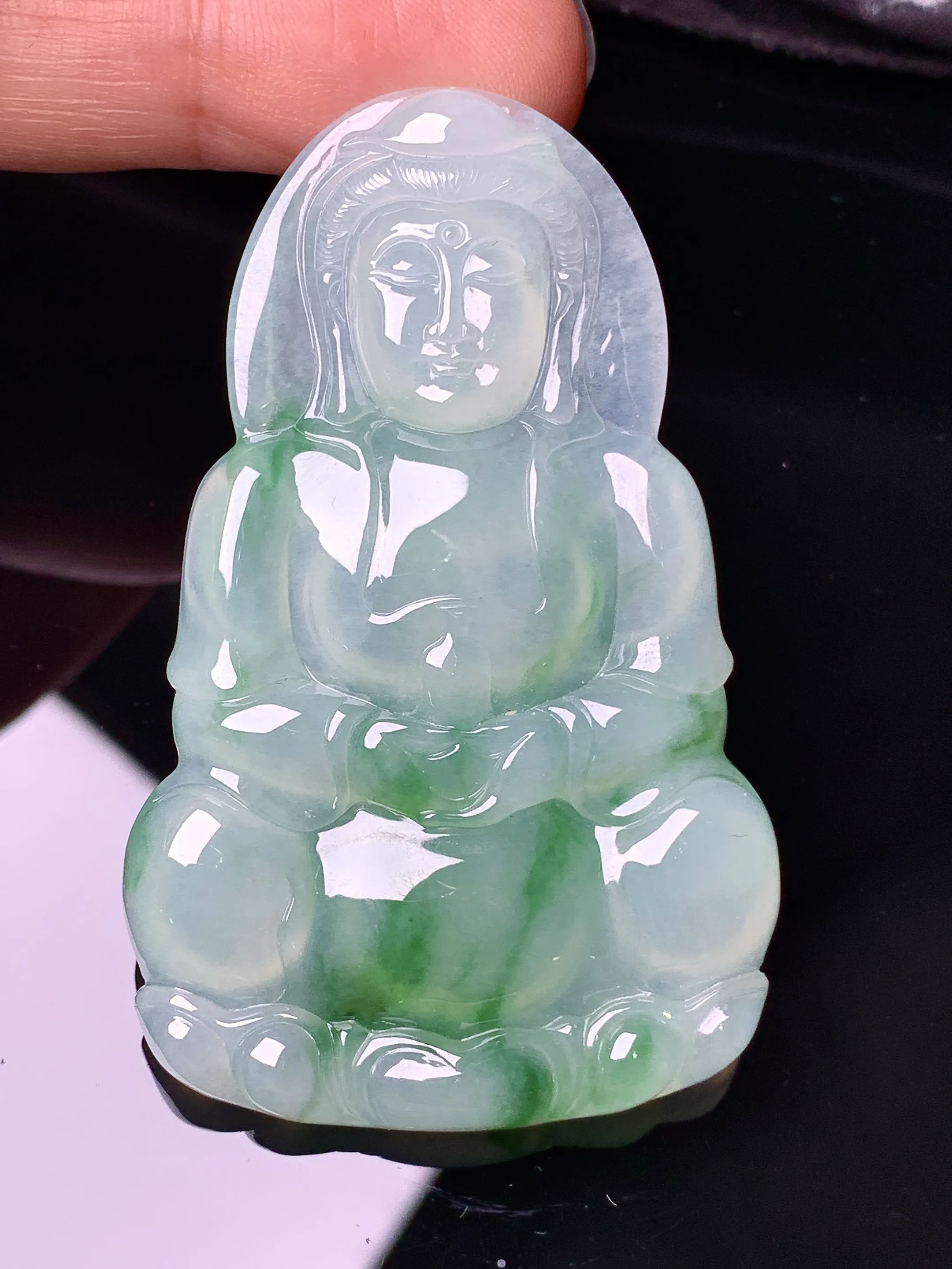 冰种飘绿观音菩萨吊坠 玉质细腻 色泽艳丽清新 整体尺寸60.5*38.5*5.3