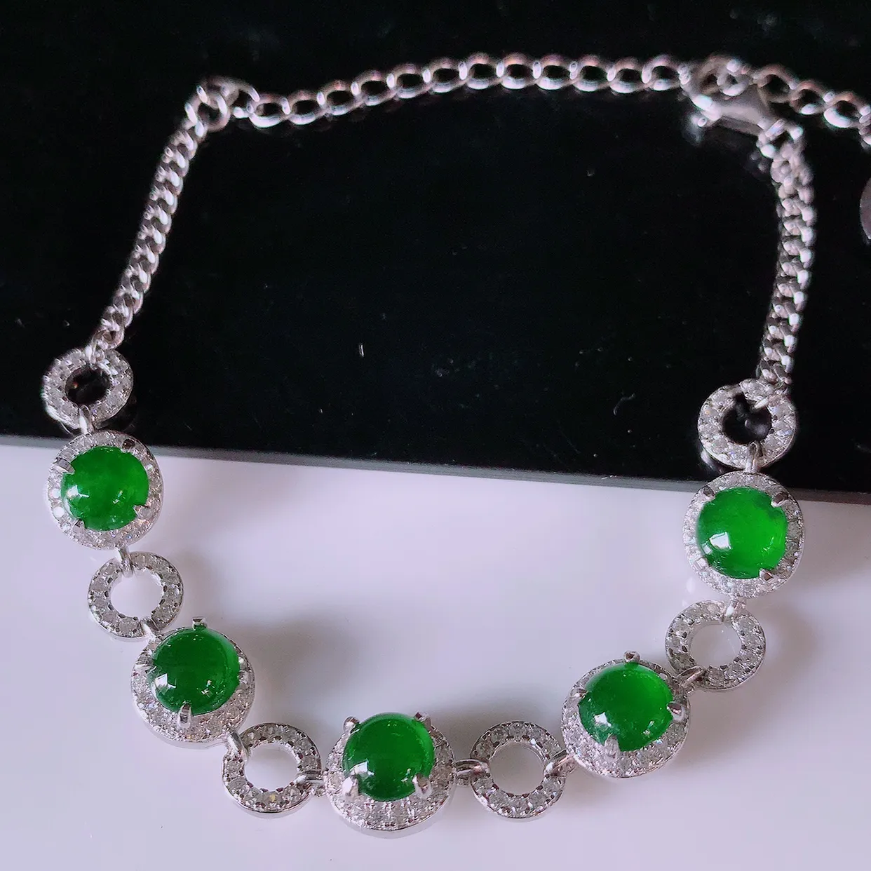 冰透满绿翡翠925银镶嵌手链，自然光实拍，翠色灵动，颜色漂亮，种老水足，品相佳，佩戴佳品！#97.10取一整体8*7.5*5.5裸石5.2.*5.2