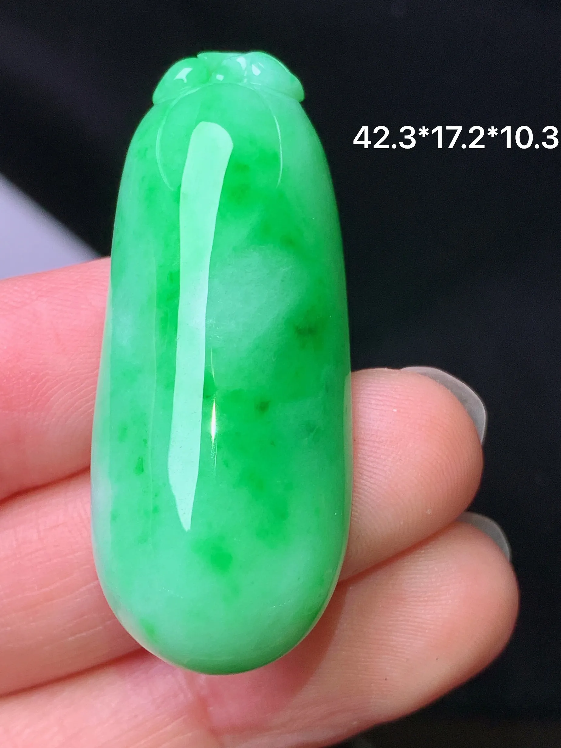 翠绿福瓜吊坠 玉质细腻 色泽艳丽清新 整体尺寸42.3*17.2*10.2