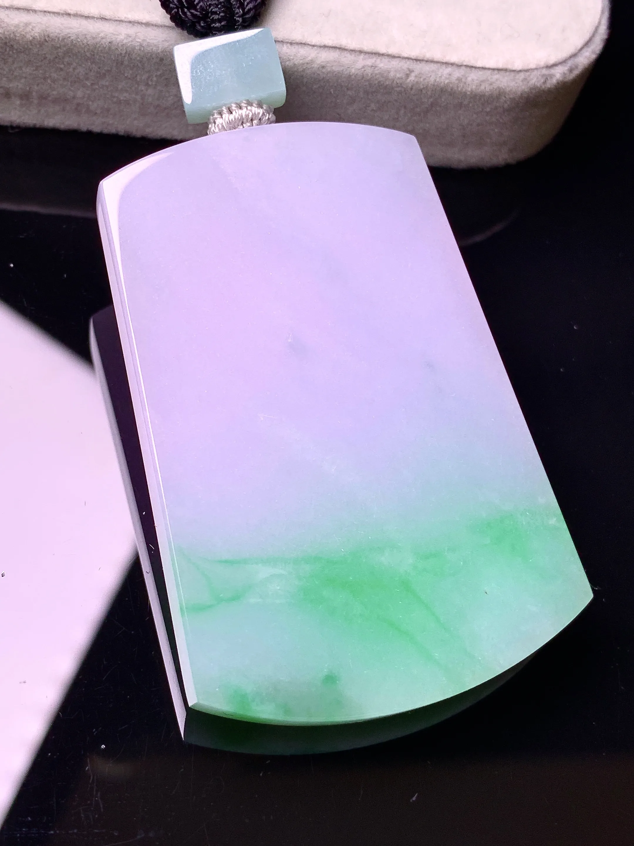 淡紫罗兰飘绿无事牌吊坠 玉质细腻 色泽艳丽清新 整体尺寸53.3*35.7*6