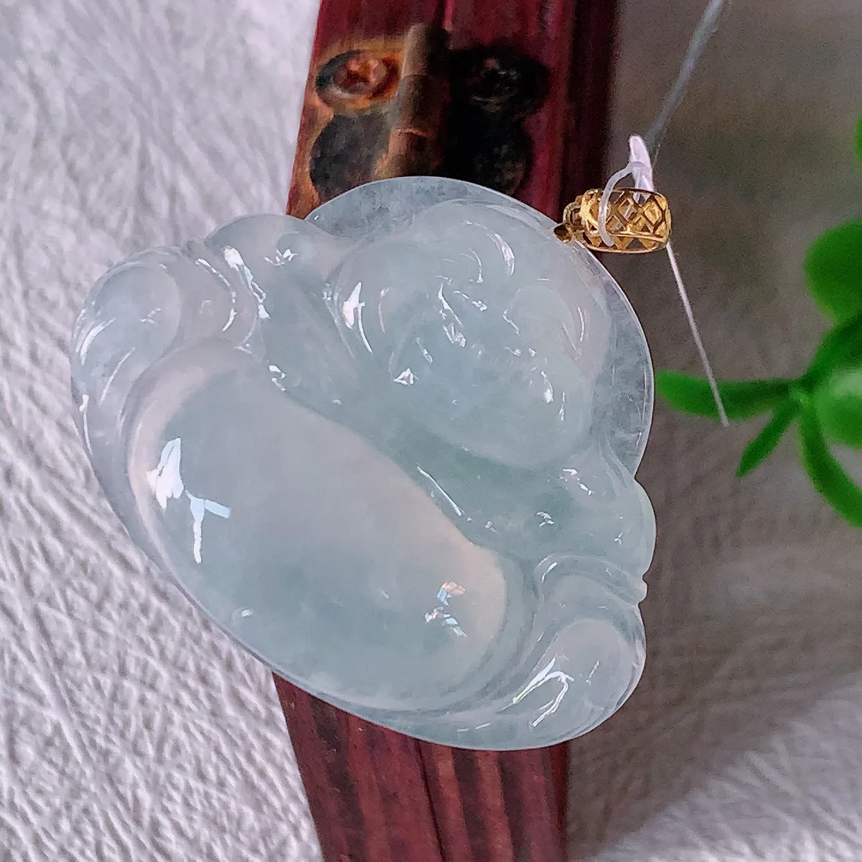 自然光实拍，18K金镶嵌冰种翡翠佛公吊坠，冰透饱满， 佛公亦保平安，寓意有福（佛公）相伴，品相佳，配戴优雅迷人！#49.10整体29.5裸石31.5*24.5*6.2