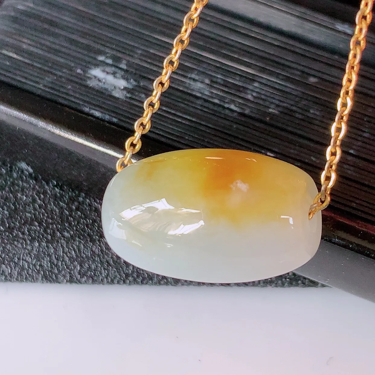 自然光实拍，冰润黄翡双彩翡翠路路通吊坠，寓意时来运转、财源滚滚，款式新颖时尚，日常百搭的款！配图银链#94.7