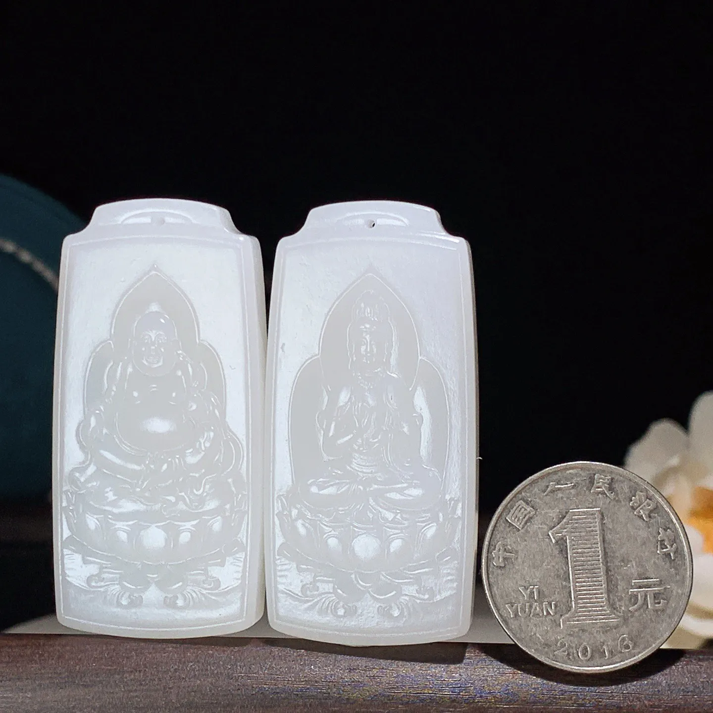 一对和田玉白玉羊脂白观音佛对牌挂件。尺寸52/25/9总重61克 玉质细腻油润 底色纯净 脂粉好，品质好。lt251019
