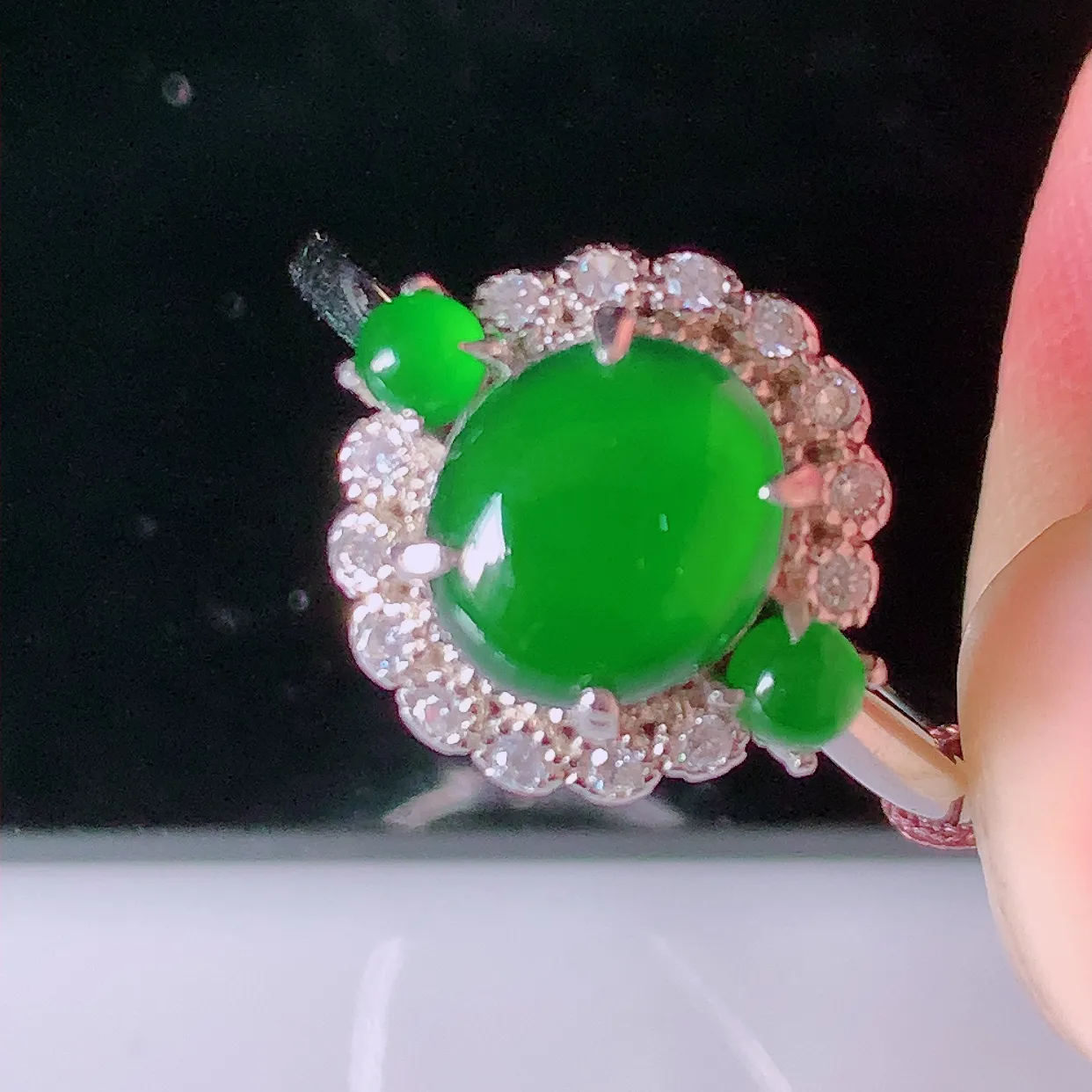 冰透满绿翡翠925银镶嵌戒指，自然光实拍，翠色灵动，颜色漂亮，种老水足，品相佳，佩戴佳品！#97.10（圈口可调大小）整体25*18.5*6裸石7*8