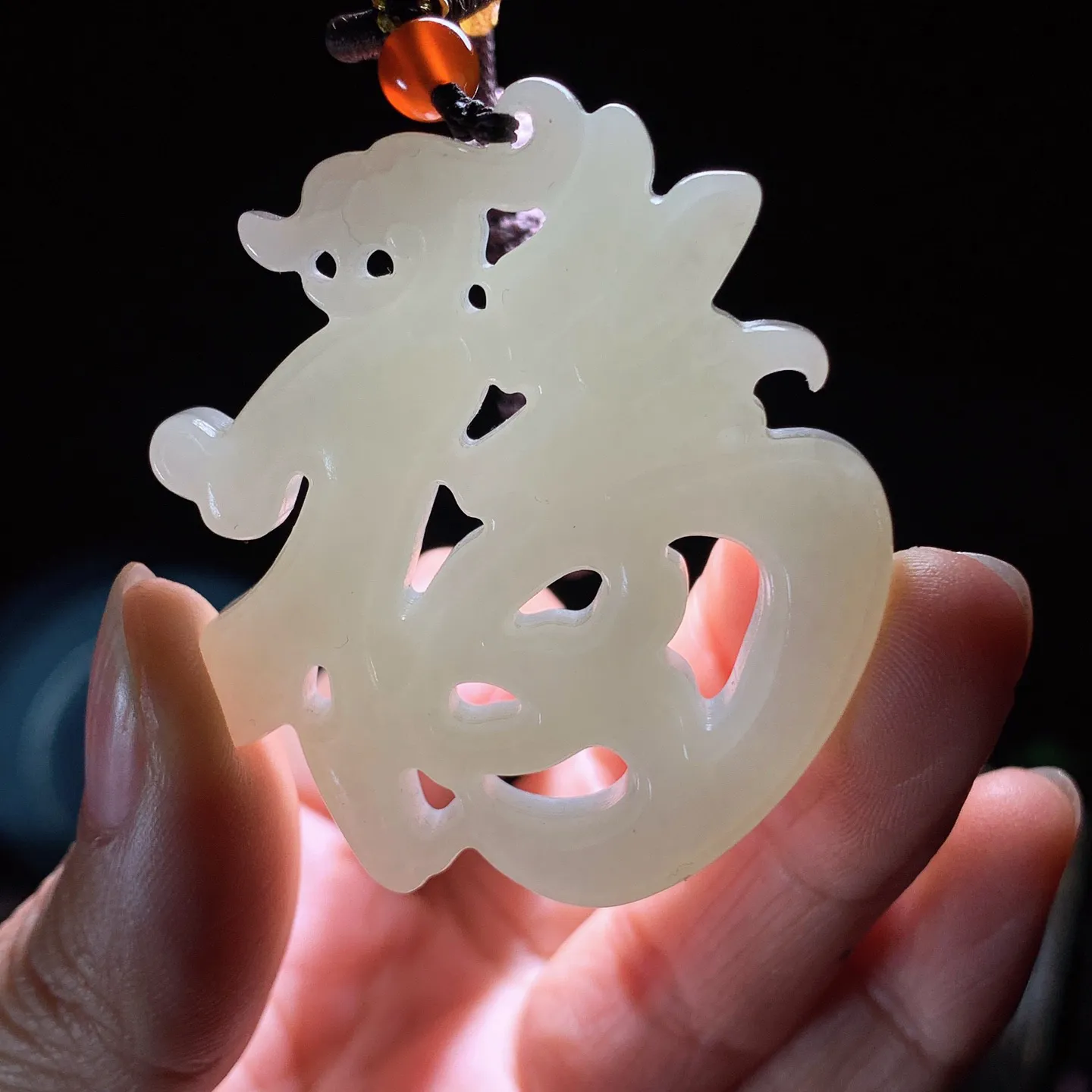 和田玉白玉福字挂件。尺寸50/45/7重27.6克 玉质细腻油润 底色纯净 脂粉好，品质好。lt251019