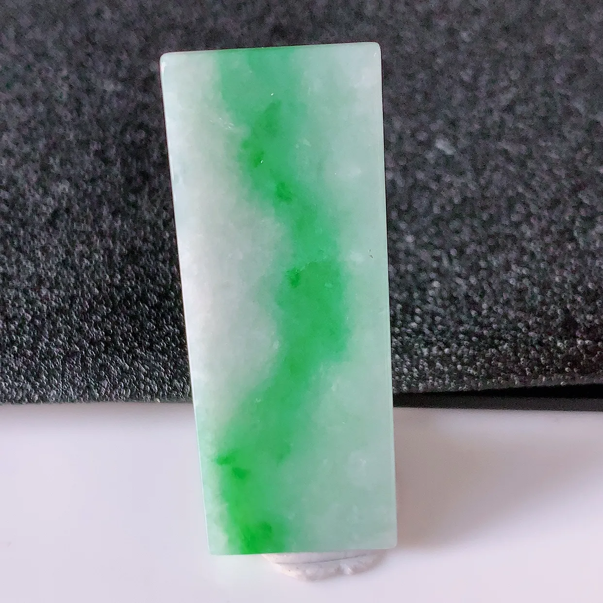 自然光实拍，冰润飘绿翡翠平安无事牌吊坠，平平安安，无事牌翠色灵动，佩戴平安时尚！#05.10