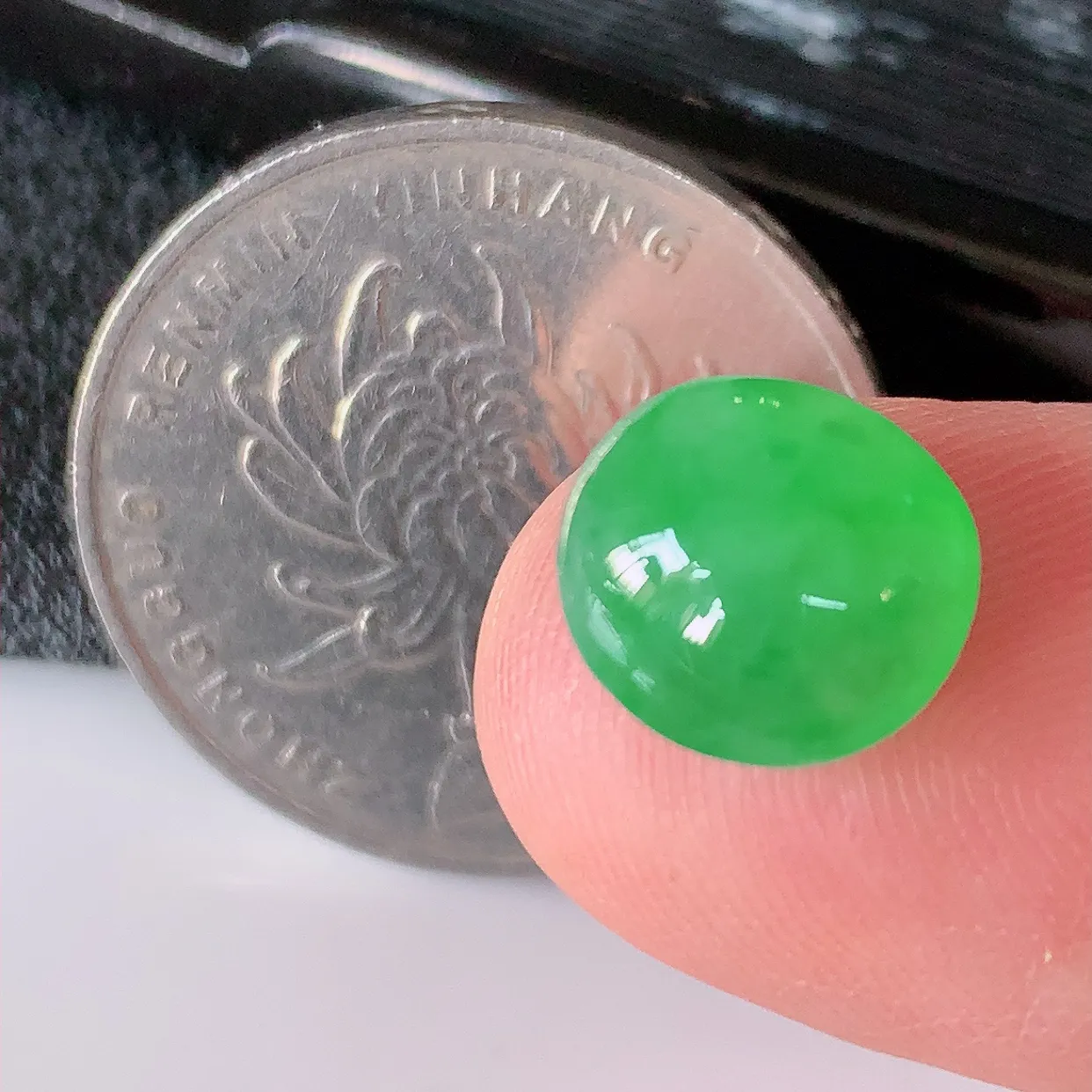 自然光实拍，冰满绿翡翠戒面，蛋面，翠色灵动，玉质细腻，颜色漂亮，品相佳，镶嵌更靓，佩戴佳品！#97.4尺寸10.5*9.5*5.5