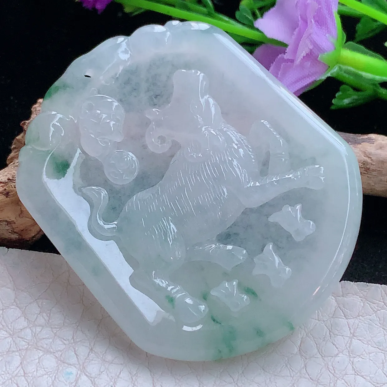 kh实拍52.6*44.5*5缅甸翡翠精雕飘花生肖牛玉坠扭转乾坤
