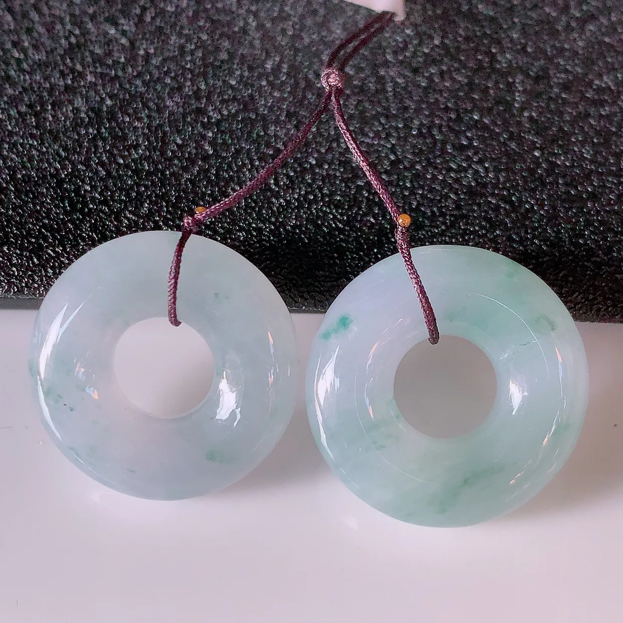 自然光实拍，冰飘花翡翠一对平安扣吊坠，翠色灵动，玉质细腻，颜色漂亮，品相佳，佩戴佳品！49.10