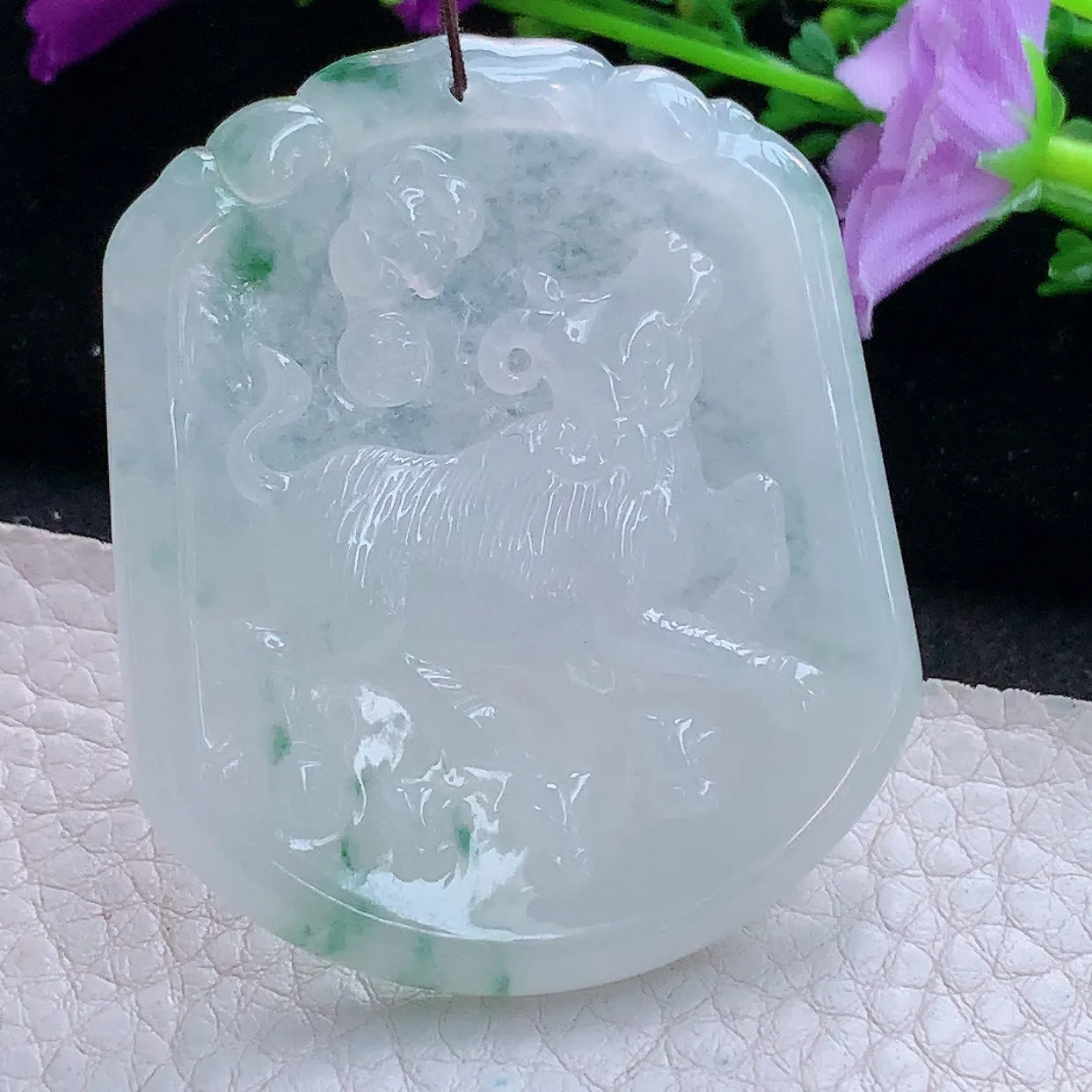 kh实拍52.6*44.5*5缅甸翡翠精雕飘花生肖牛玉坠扭转乾坤