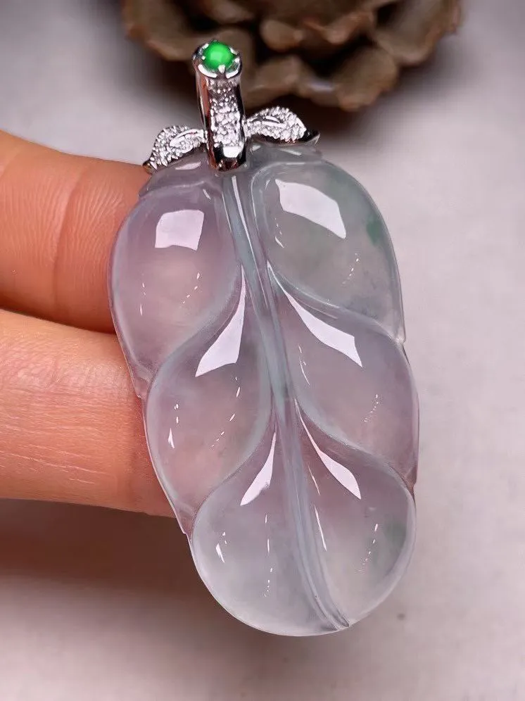 冰种飘花叶子吊坠、真金真钻镶嵌，种水好，玉质细腻 .裸石尺寸 39.2*23.2*