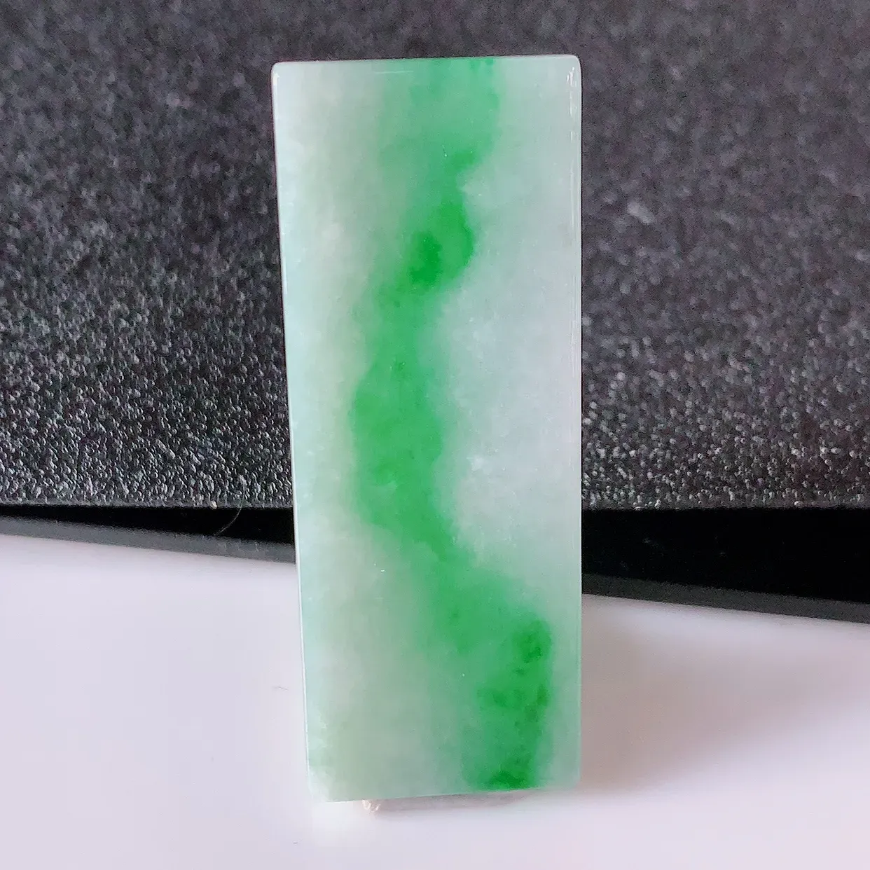 自然光实拍，冰润飘绿翡翠平安无事牌吊坠，平平安安，无事牌翠色灵动，佩戴平安时尚！#05.10