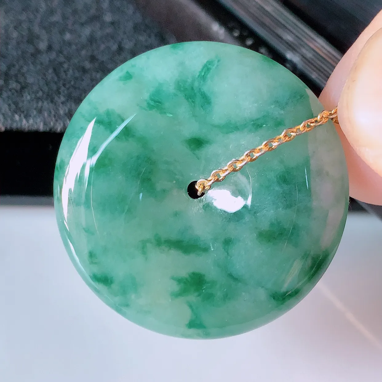 自然光实拍，冰飘花翡翠平安扣吊坠，冰透，灵动飘逸，寓意平平安安，平安扣佩戴端庄漂亮！#39.10