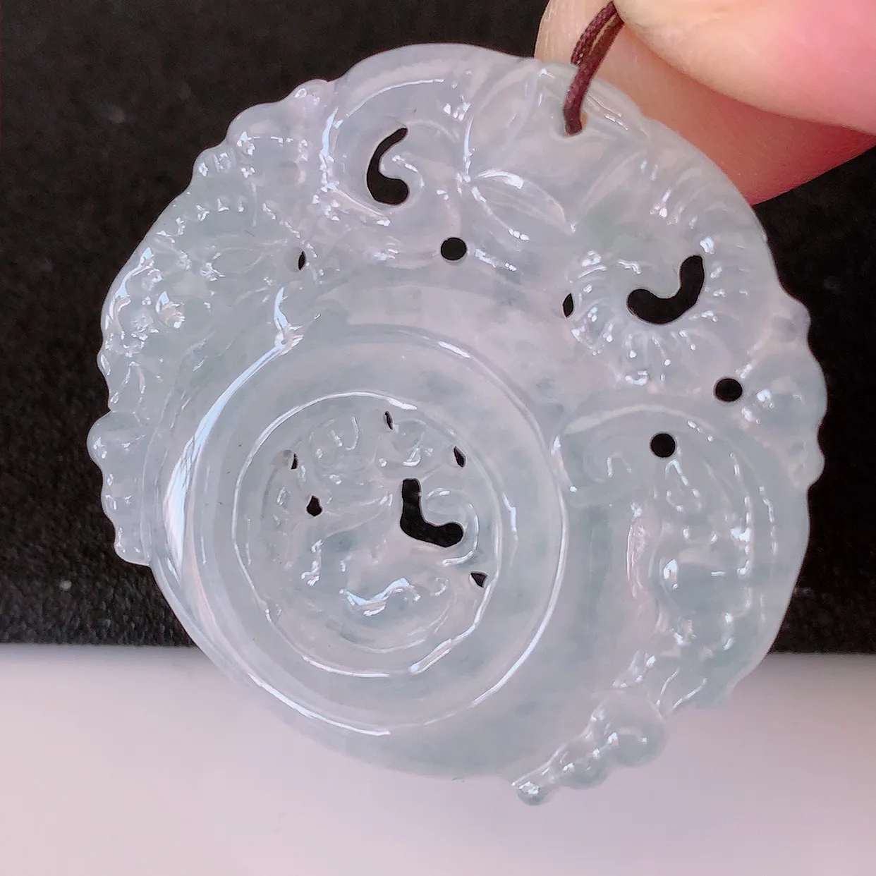 自然光实拍，冰种翡翠生肖三羊开泰吊坠，质地细腻，温润顺滑，造型清新雅致。造型逼真生动，整器布局合理，画面和谐自然，羊”谐音“阳”，此件寓意三阳开泰，吉祥亨通，预兆好运与万事吉祥。#87.7