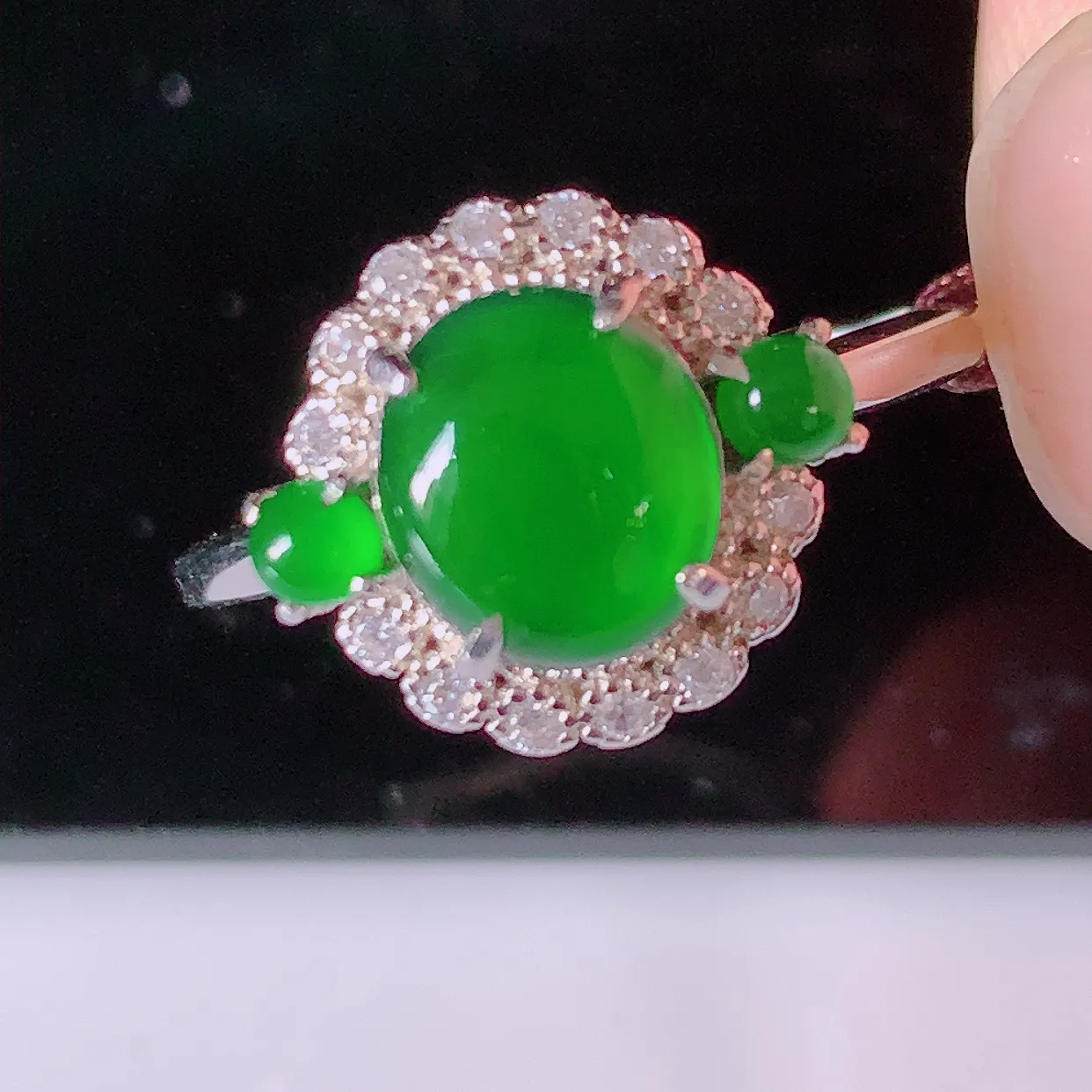 冰透满绿翡翠925银镶嵌戒指，自然光实拍，翠色灵动，颜色漂亮，种老水足，品相佳，佩戴佳品！#97.10（圈口可调大小）整体25*18.5*6裸石7*8