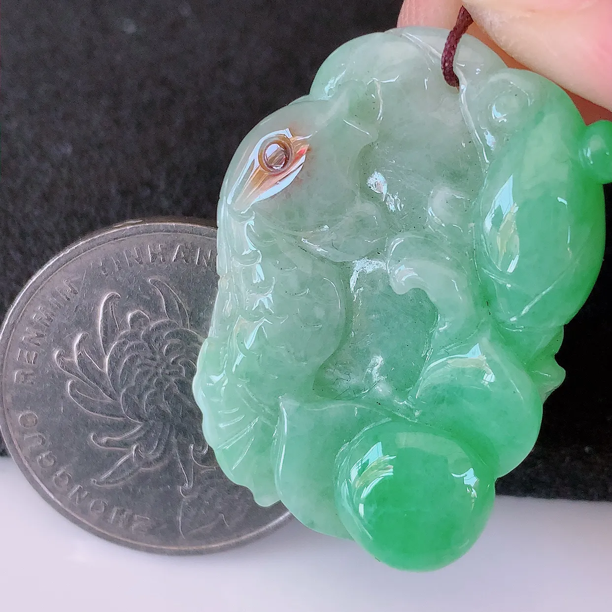 自然光实拍，冰润黄加绿翡翠荷叶鱼吊坠，种老水足，雕工精湛 ，寓意美好，佩戴时尚出众！#87.7