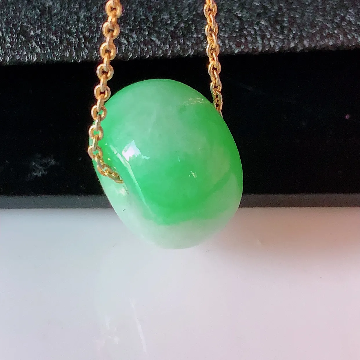 自然光实拍，冰润飘绿翡翠路路通吊坠，寓意好运连连，路路畅通，经典款式，财运滚滚，路路通，佩戴效果更好