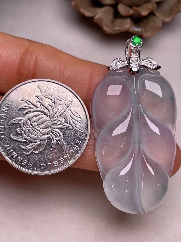 冰种飘花叶子吊坠、真金真钻镶嵌，种水好，玉质细腻 .裸石尺寸 39.2*23.2*