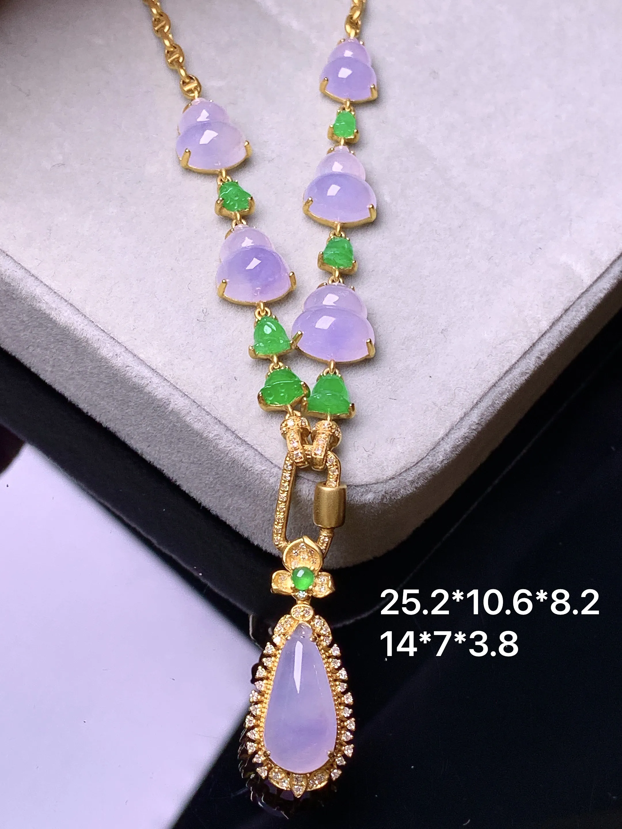 18k金钻镶嵌淡紫罗兰葫芦水滴多用项链吊坠 玉质细腻 色泽艳丽清新 整体尺寸25.2*10.6*8.2