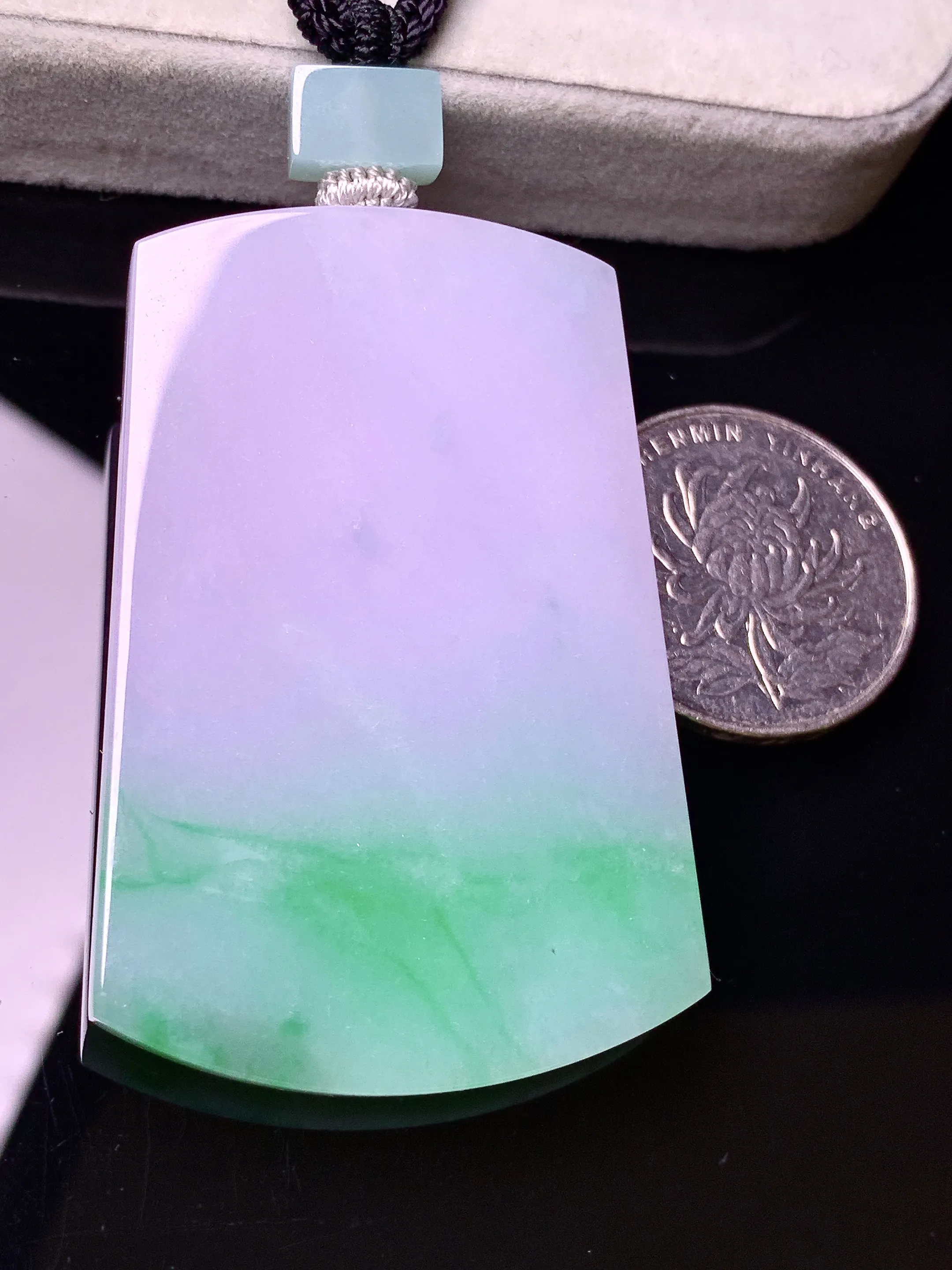 淡紫罗兰飘绿无事牌吊坠 玉质细腻 色泽艳丽清新 整体尺寸53.3*35.7*6