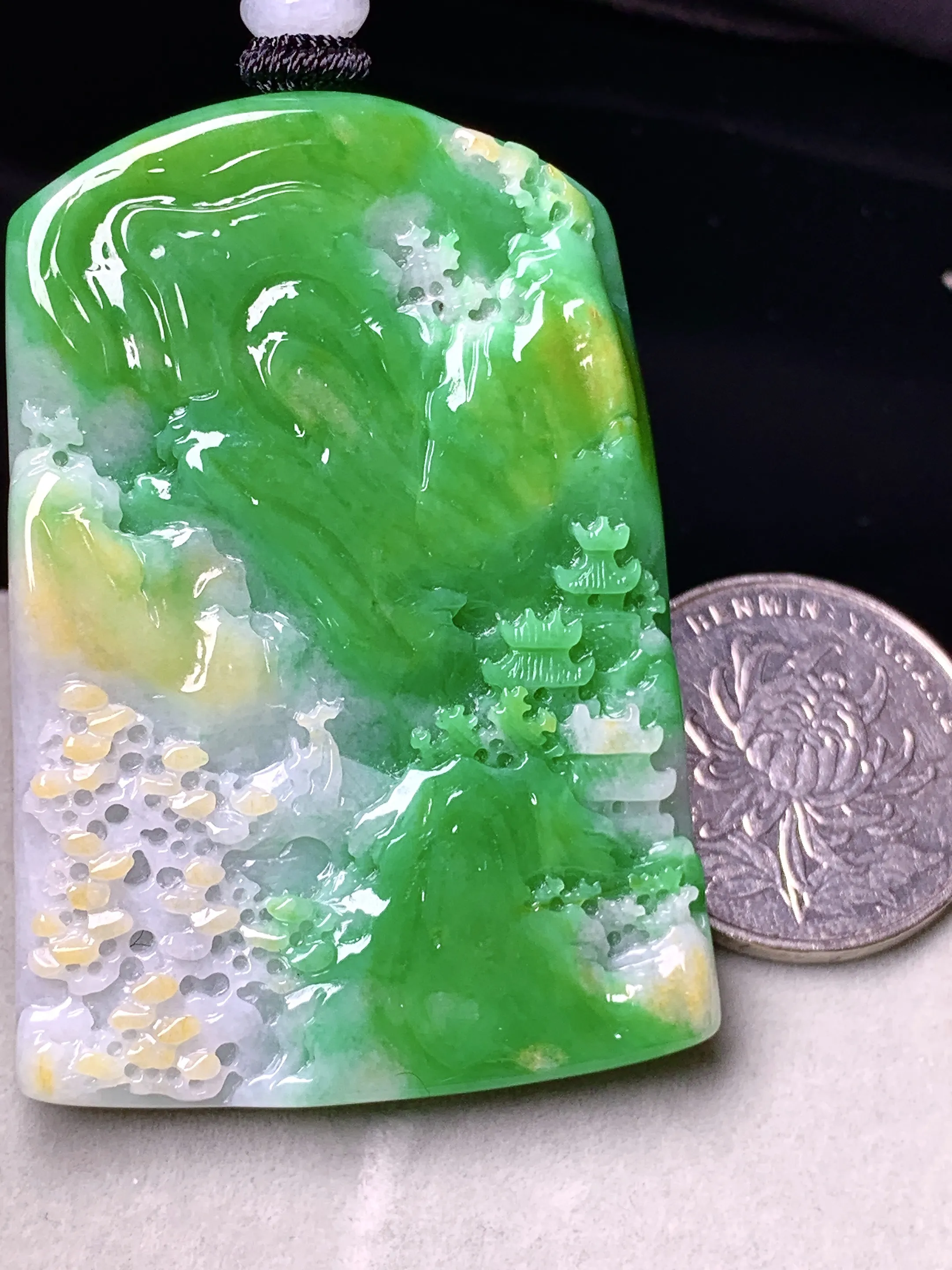 飘黄绿山水牌子吊坠 玉质细腻 色泽艳丽清新 整体尺寸54.2*38.5*7