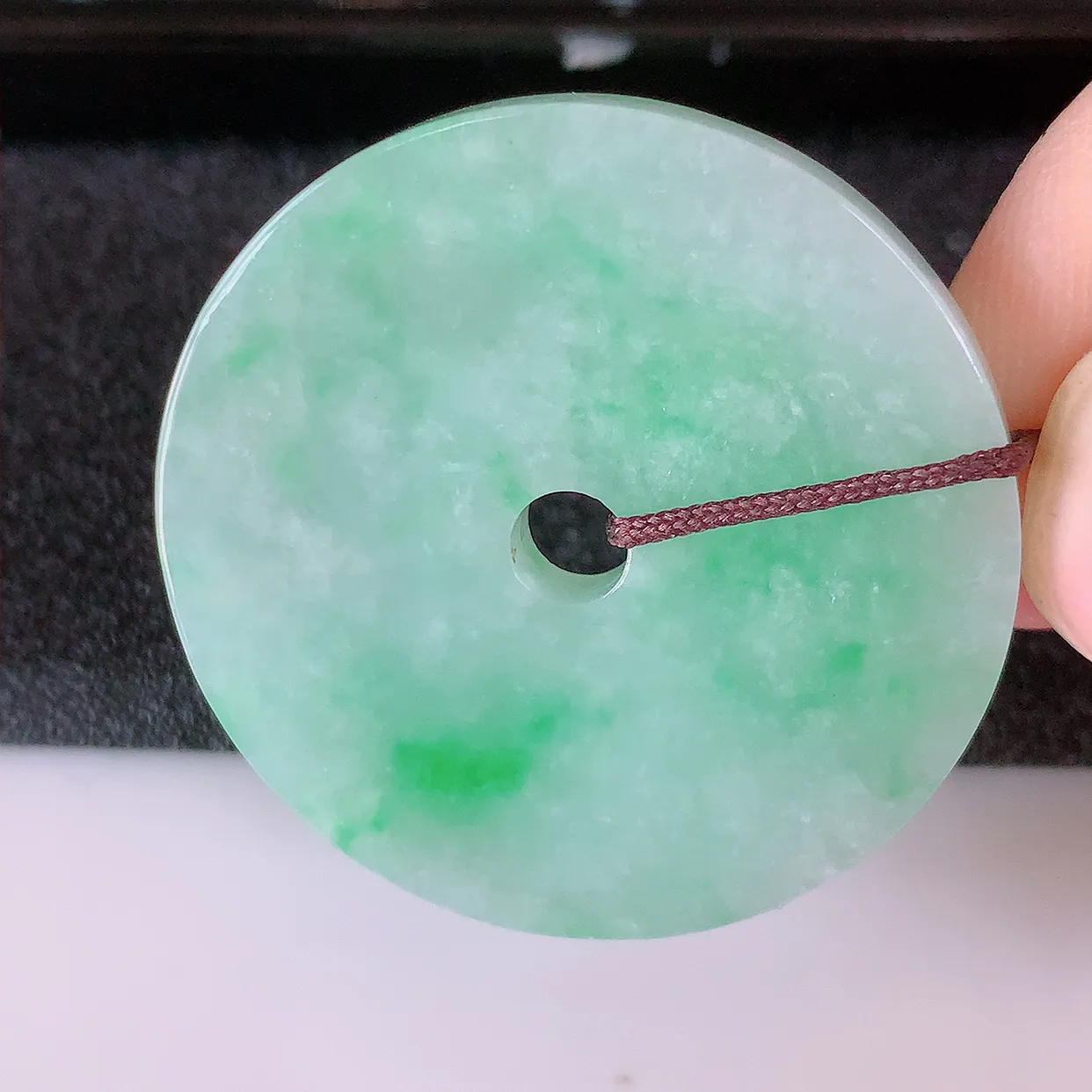 自然光实拍，冰润飘绿翡翠平安扣吊坠，翠色灵动，玉质细腻，颜色漂亮，品相佳，佩戴佳品！#57.7