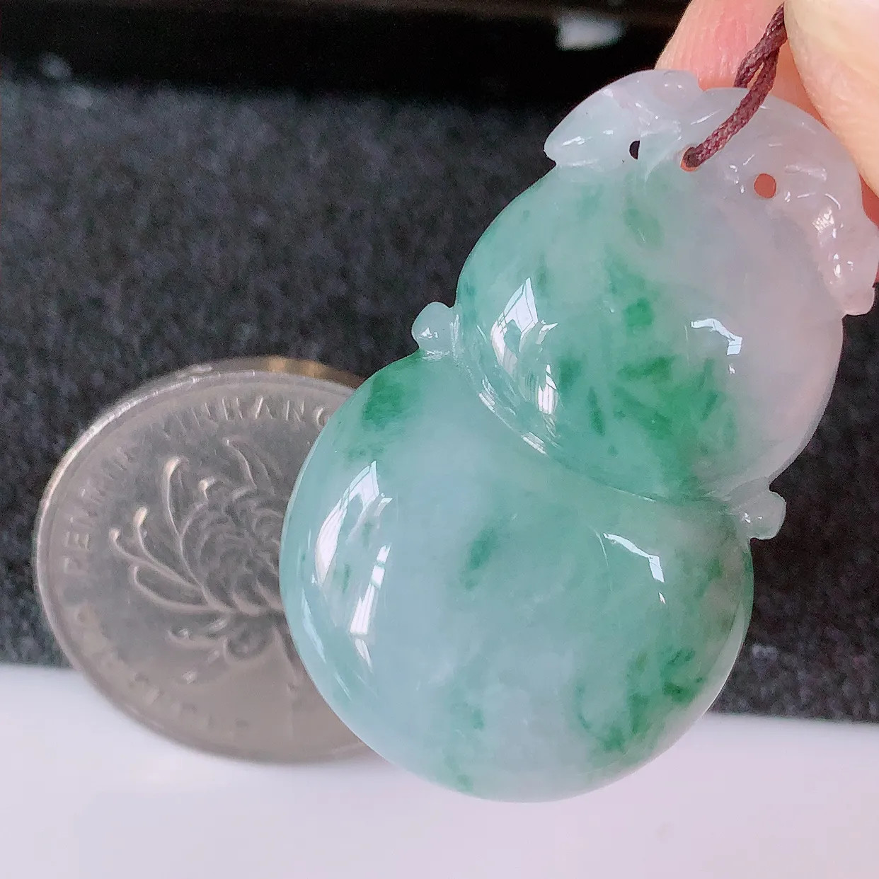 自然光实拍，冰紫罗兰飘花翡翠福豆吊坠，寓意“四季平安，福气满满”胶感十足，饱满，佩戴效果优雅迷人！#57.7