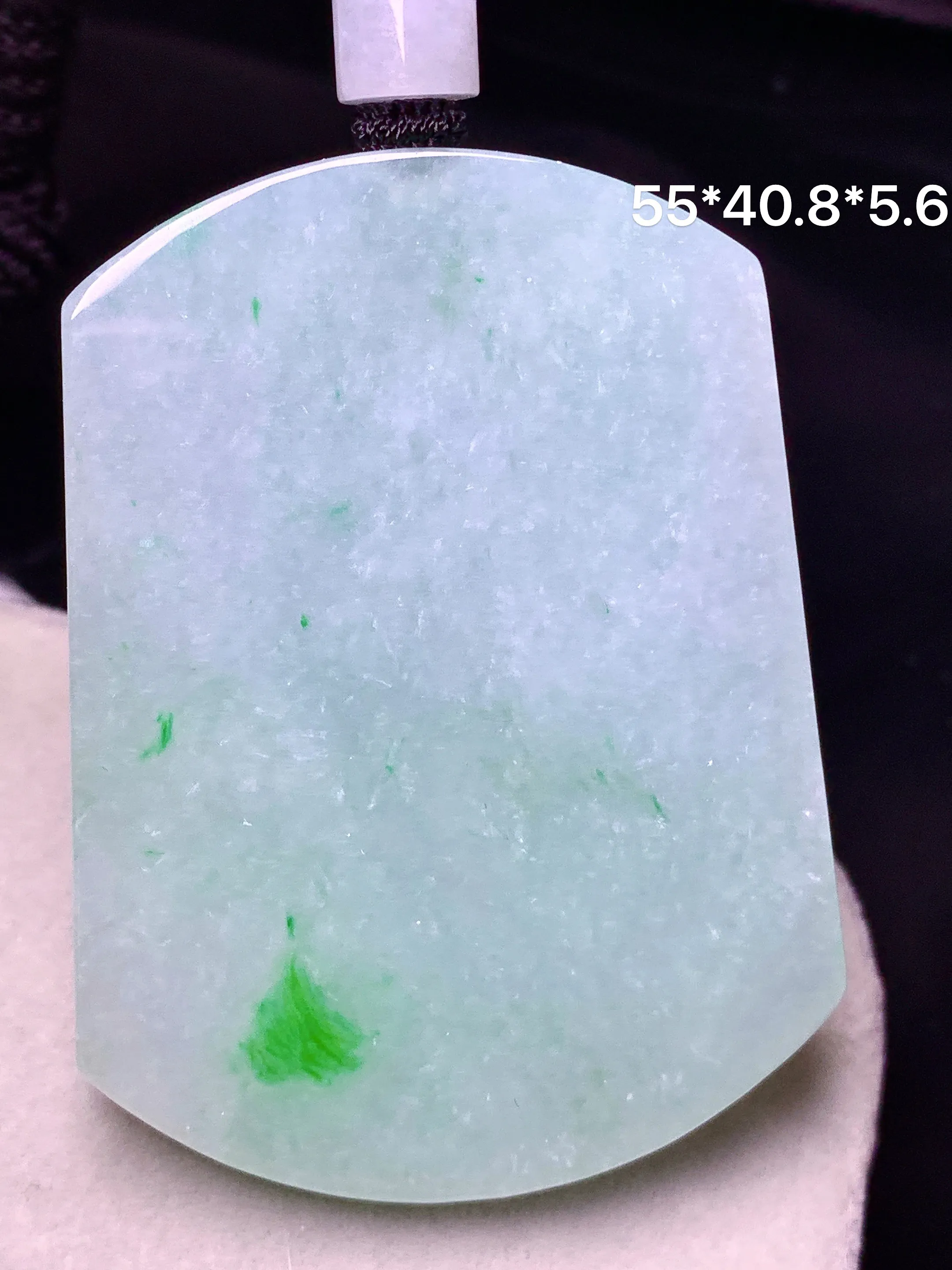 飘花无事牌吊坠 玉质细腻 色泽艳丽清新 整体尺寸55*40.8*5.6