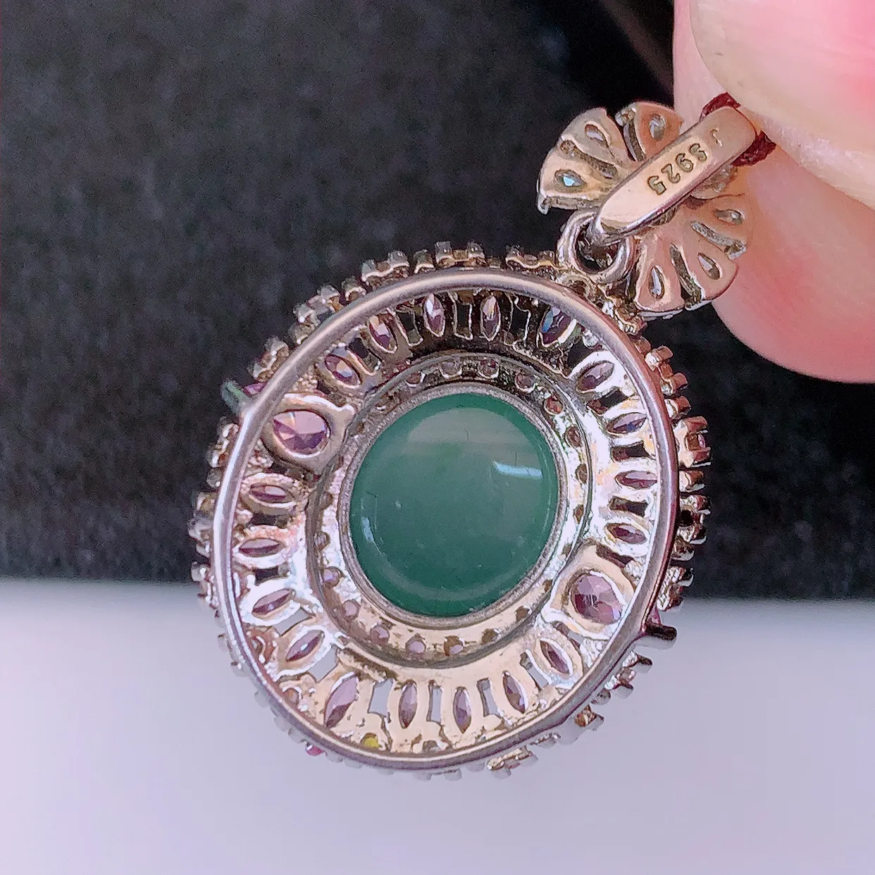 冰透满绿翡翠925银镶嵌吊坠，自然光实拍，翠色灵动，颜色漂亮，种老水足，品相佳，佩戴佳品！#97.7整体28*18.5*10.5裸石9.8*9.6