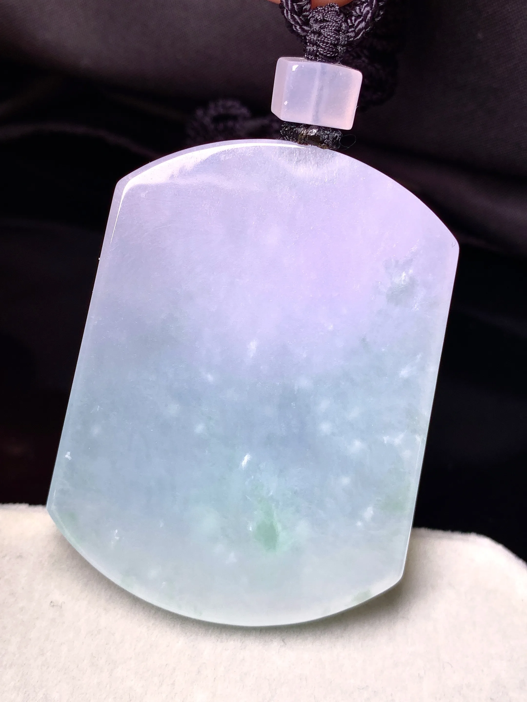 飘花无事牌吊坠 玉质细腻 色泽艳丽清新 整体尺寸53*39.8*5