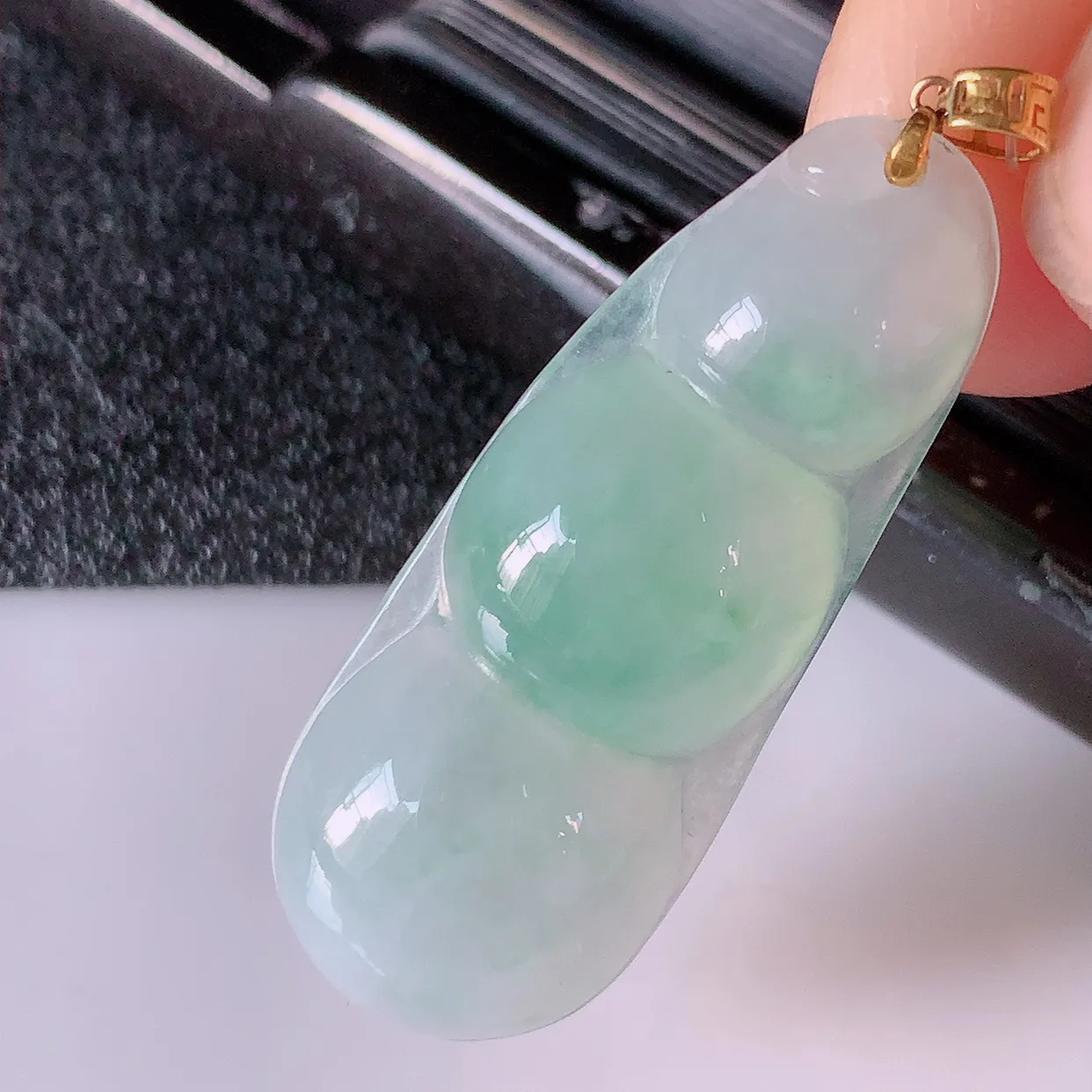 18K金镶嵌冰种飘绿翡翠四季豆吊坠，寓意“四季平安，福气满满”胶感十足，饱满，佩戴效果优雅迷人！#49.10