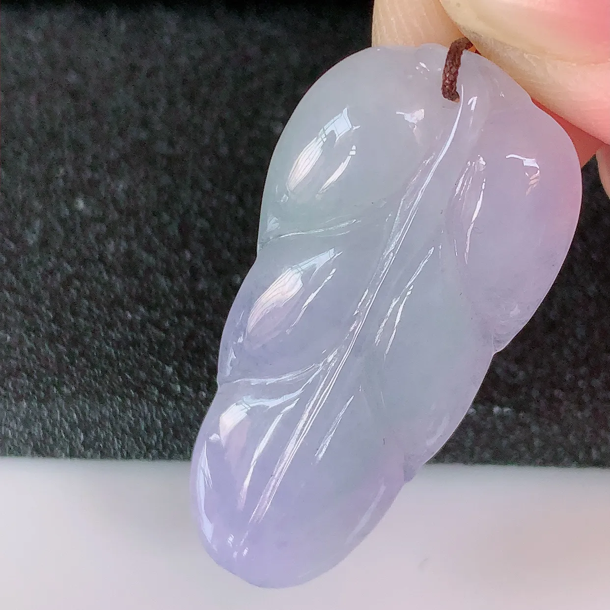 自然光实拍，冰紫罗兰翡翠叶子吊坠 ，种水足，色泽清新，工艺精湛，叶子寓意美好；金枝玉叶，事业有成。#57.7