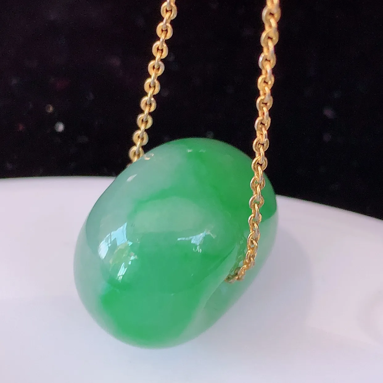 自然光实拍，冰润飘绿翡翠路路通吊坠，寓意好运连连，路路畅通，经典款式，财运滚滚，路路通，佩戴效果更好！配图银链子#05.7