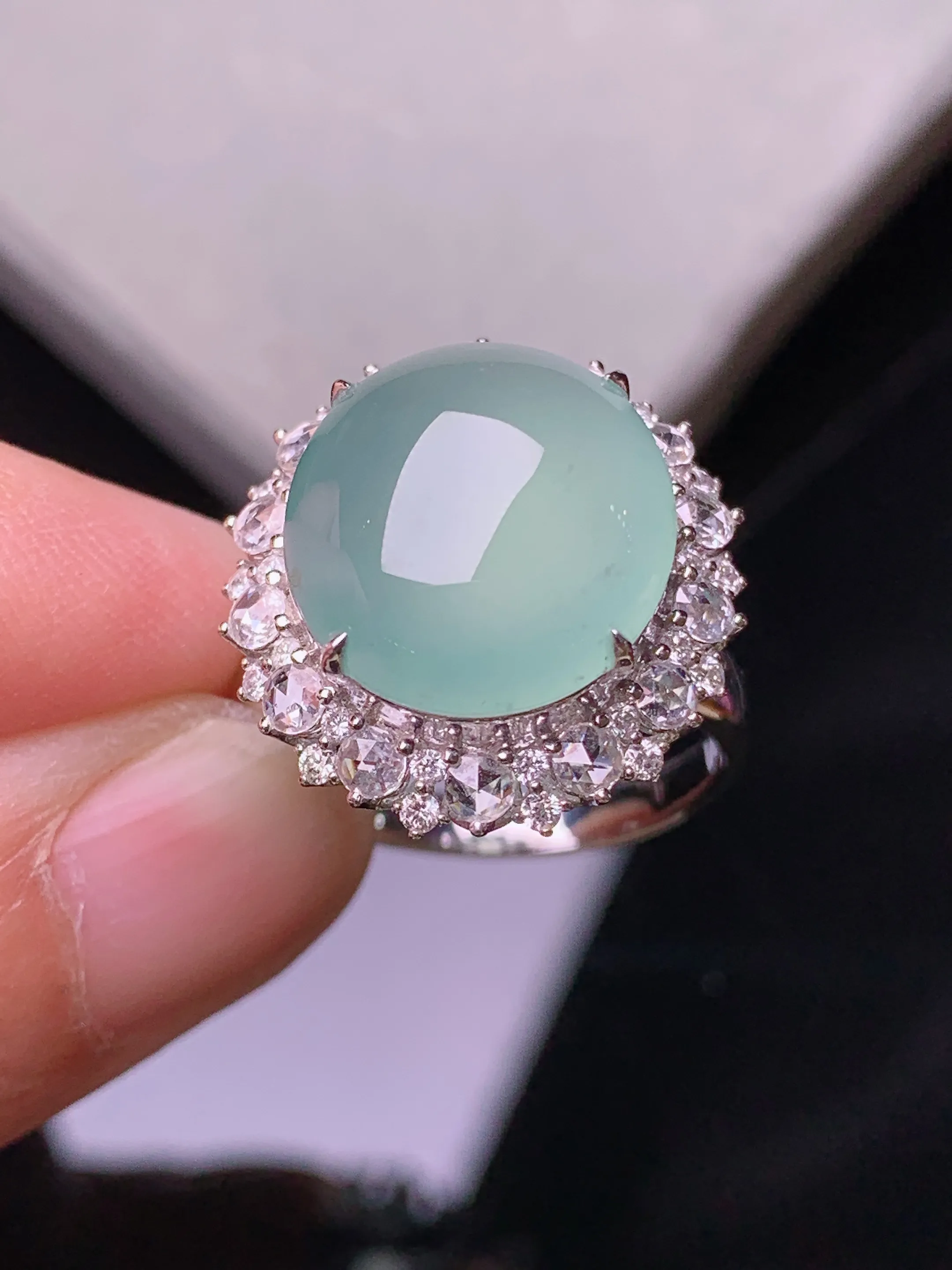 18k金钻镶嵌冰种蛋面戒指 玉质细腻 色泽艳丽清新 圈口13.5 整体尺寸19.5*18*11.6