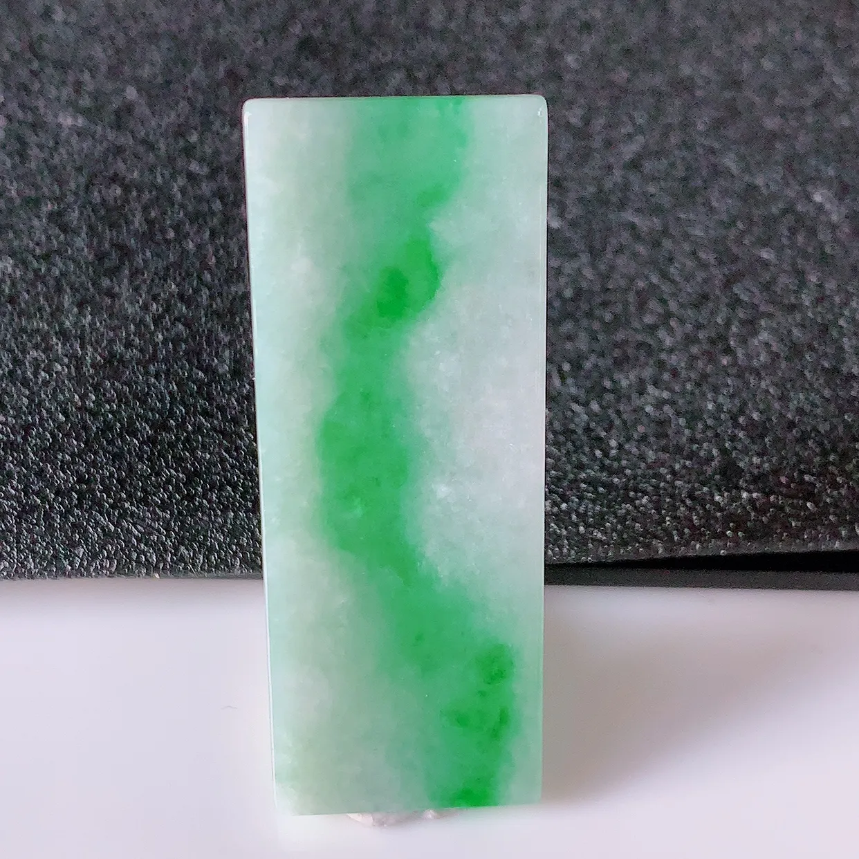 自然光实拍，冰润飘绿翡翠平安无事牌吊坠，平平安安，无事牌翠色灵动，佩戴平安时尚！#05.10