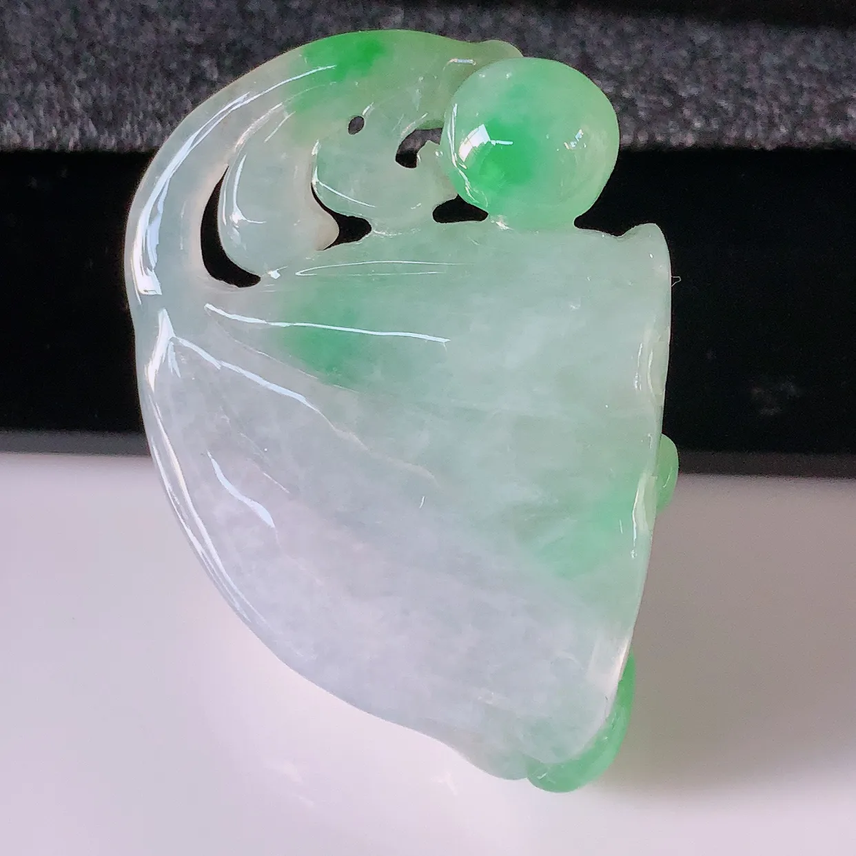 自然光实拍，冰润飘绿翡翠招财莲蓬吊坠，水润精细，寓意路路都通，有着促进事业有运！#02.10