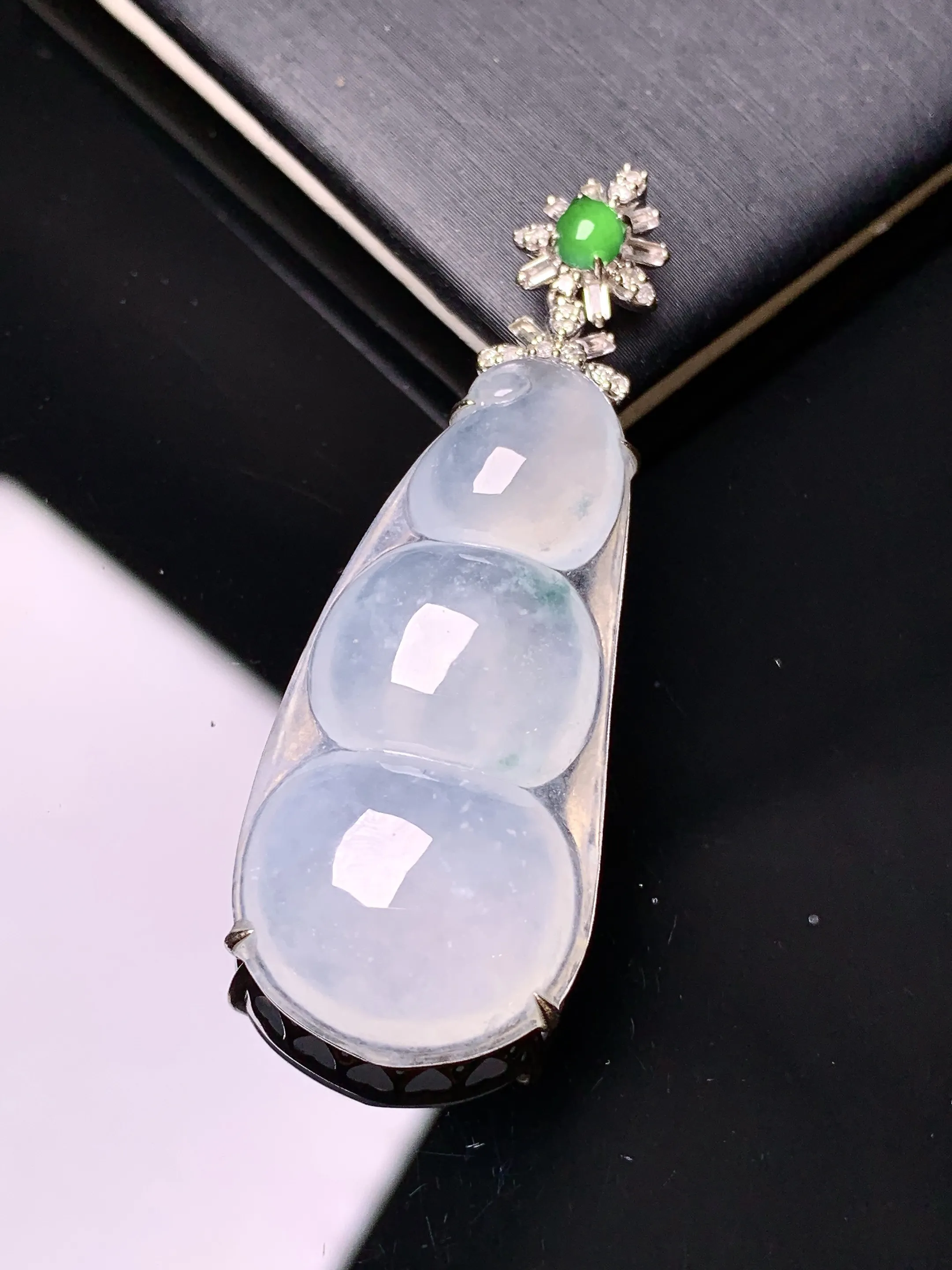 18k金钻镶嵌冰种四季豆吊坠 玉质细腻 色泽艳丽清新 整体尺寸46*16.3*8.2