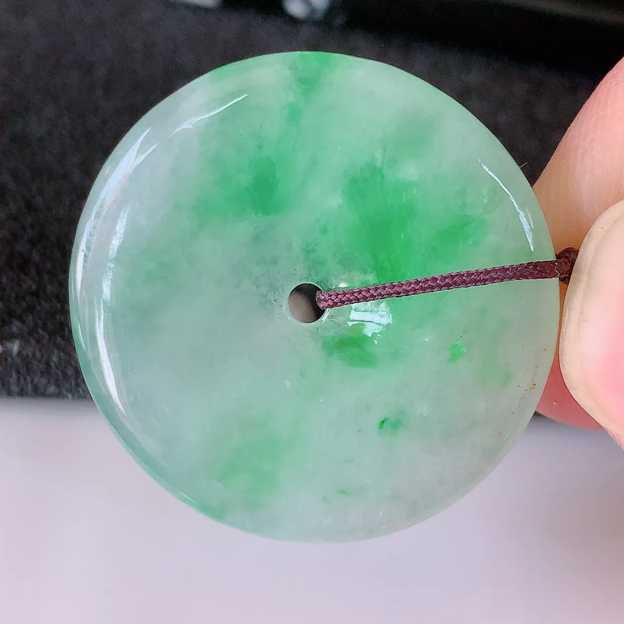 自然光实拍，冰种飘绿翡翠平安扣吊坠，玉扣，平安是福；很美的料子，平安扣佩戴优雅迷人！#41.7