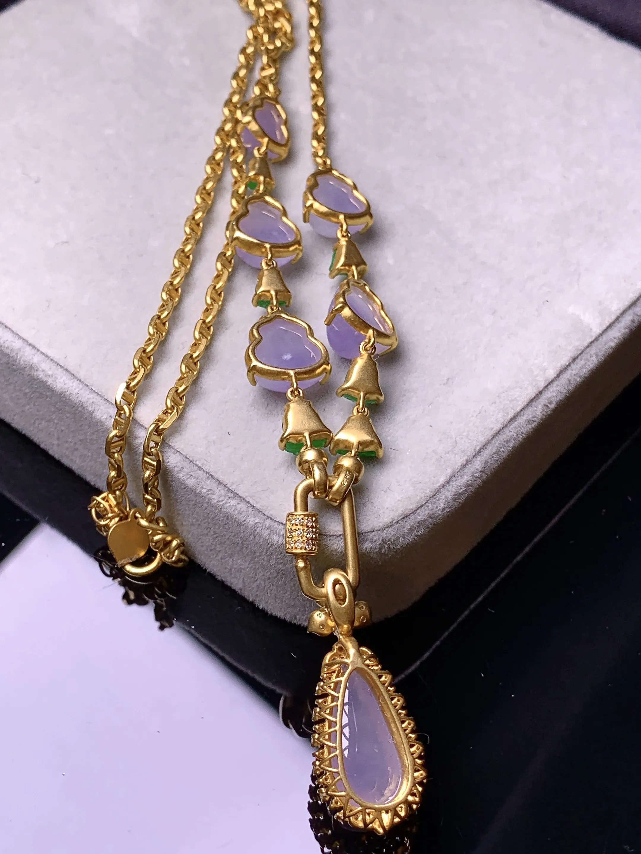 18k金钻镶嵌淡紫罗兰葫芦水滴多用项链吊坠 玉质细腻 色泽艳丽清新 整体尺寸25.2*10.6*8.2