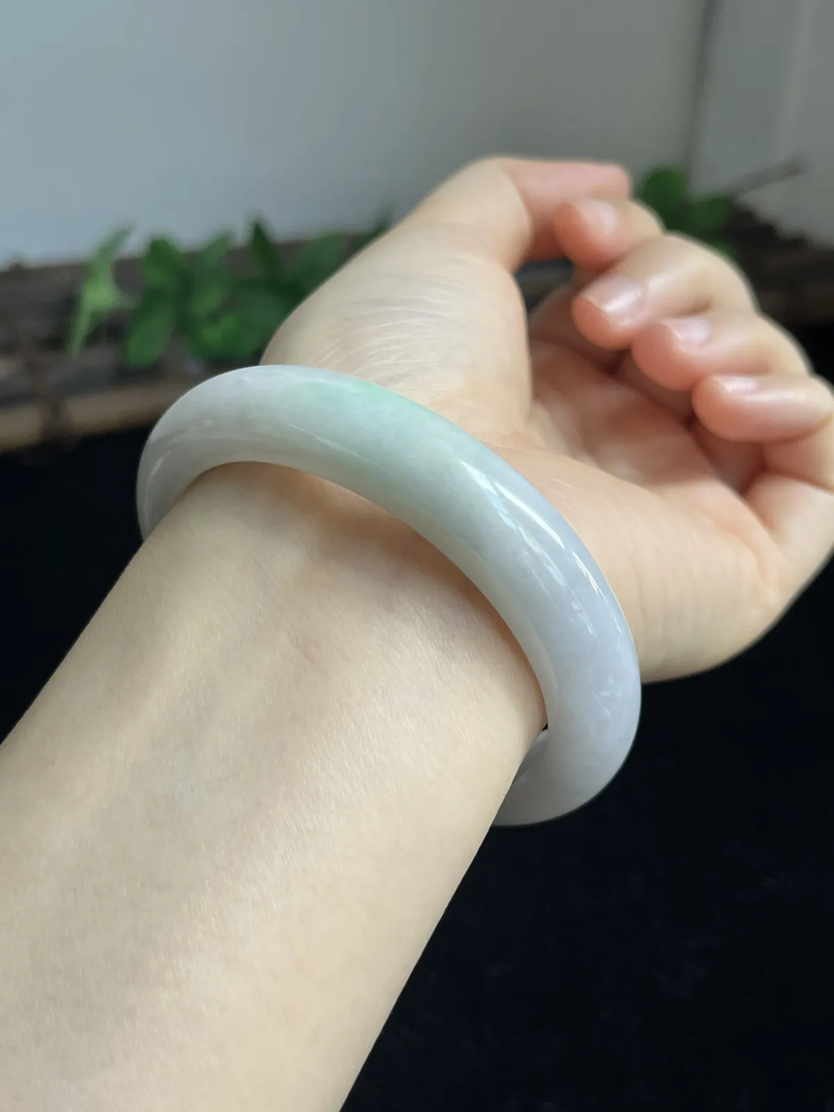 翡翠手镯，种老肉细，飘一片阳绿阳，上手仙气飘飘，非常漂亮