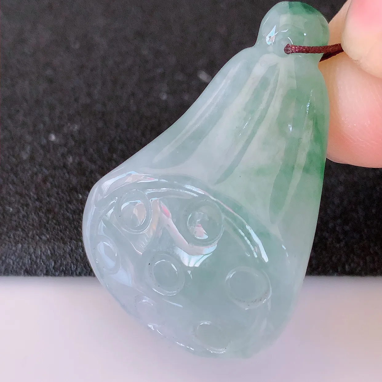 自然光实拍，冰润飘花翡翠招财莲蓬吊坠，水润精细，寓意路路都通，有着促进事业有运！#46.7