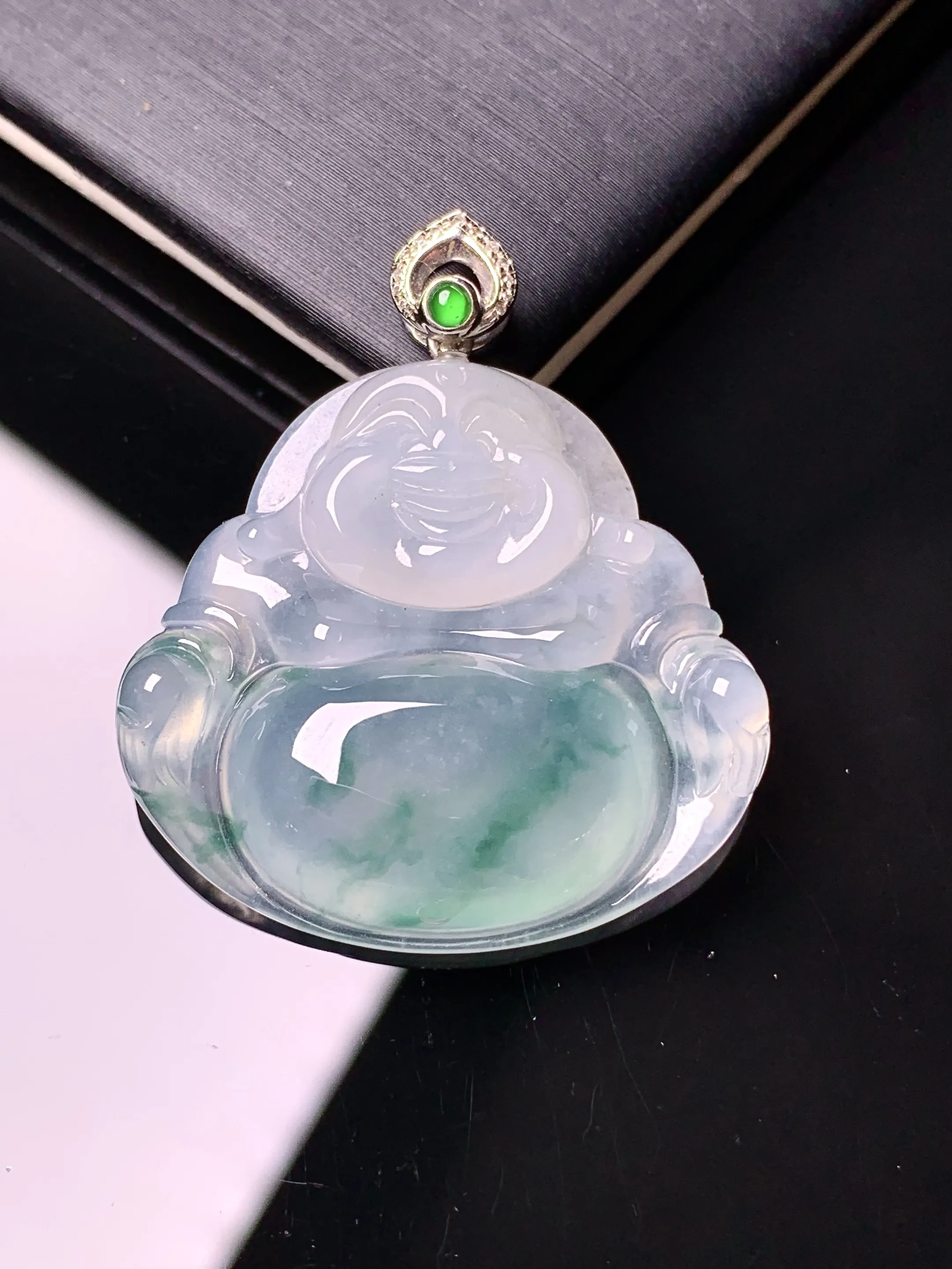 18k金镶嵌飘花佛公吊坠 玉质细腻 色泽艳丽清新 整体尺寸34.2*29.2*5.7