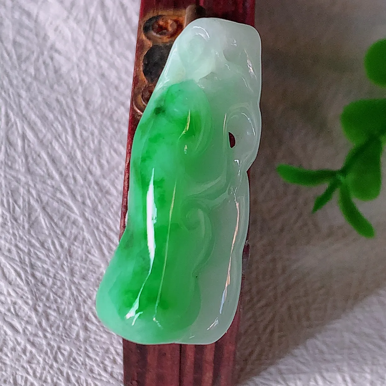 自然光实拍，冰润飘绿翡翠如意吊坠，玉坠百搭又精致，寓意着吉祥，事事如意！#47.10