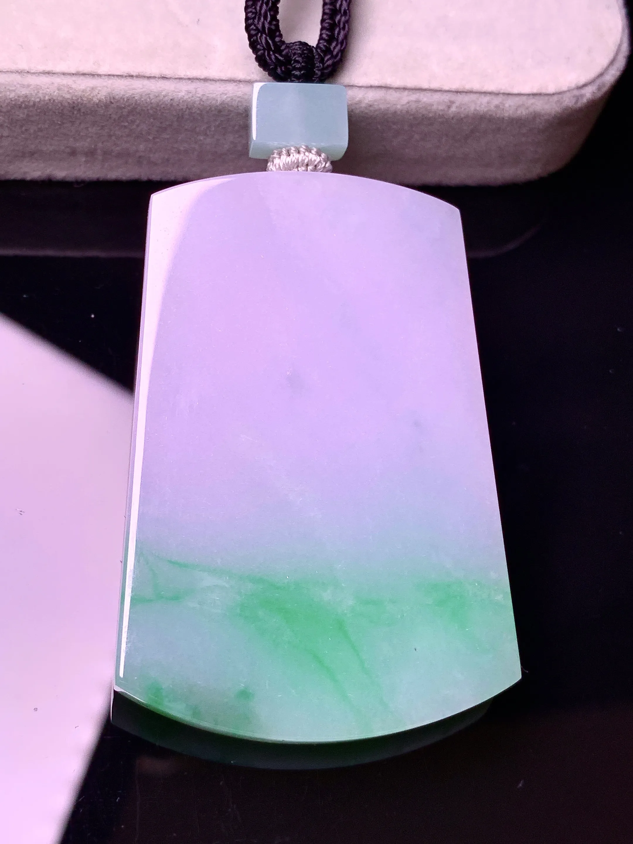 淡紫罗兰飘绿无事牌吊坠 玉质细腻 色泽艳丽清新 整体尺寸53.3*35.7*6