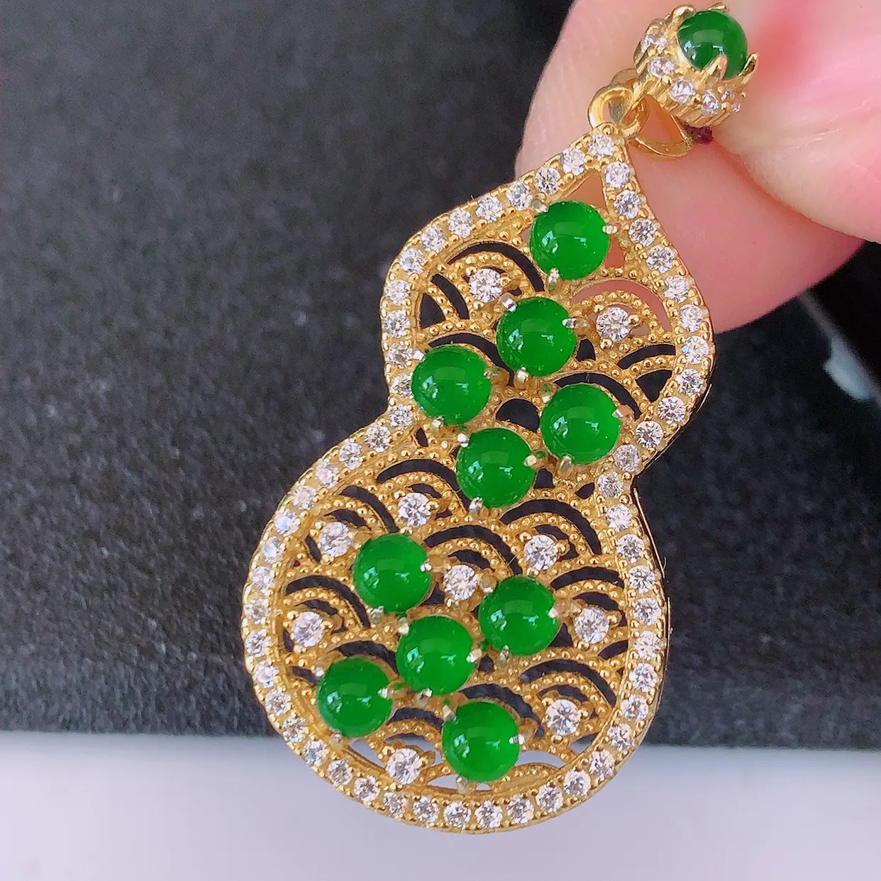 冰透满绿翡翠925银镶嵌葫芦吊坠，自然光实拍，翠色灵动，颜色漂亮，种老水足，品相佳，佩戴佳品！#97