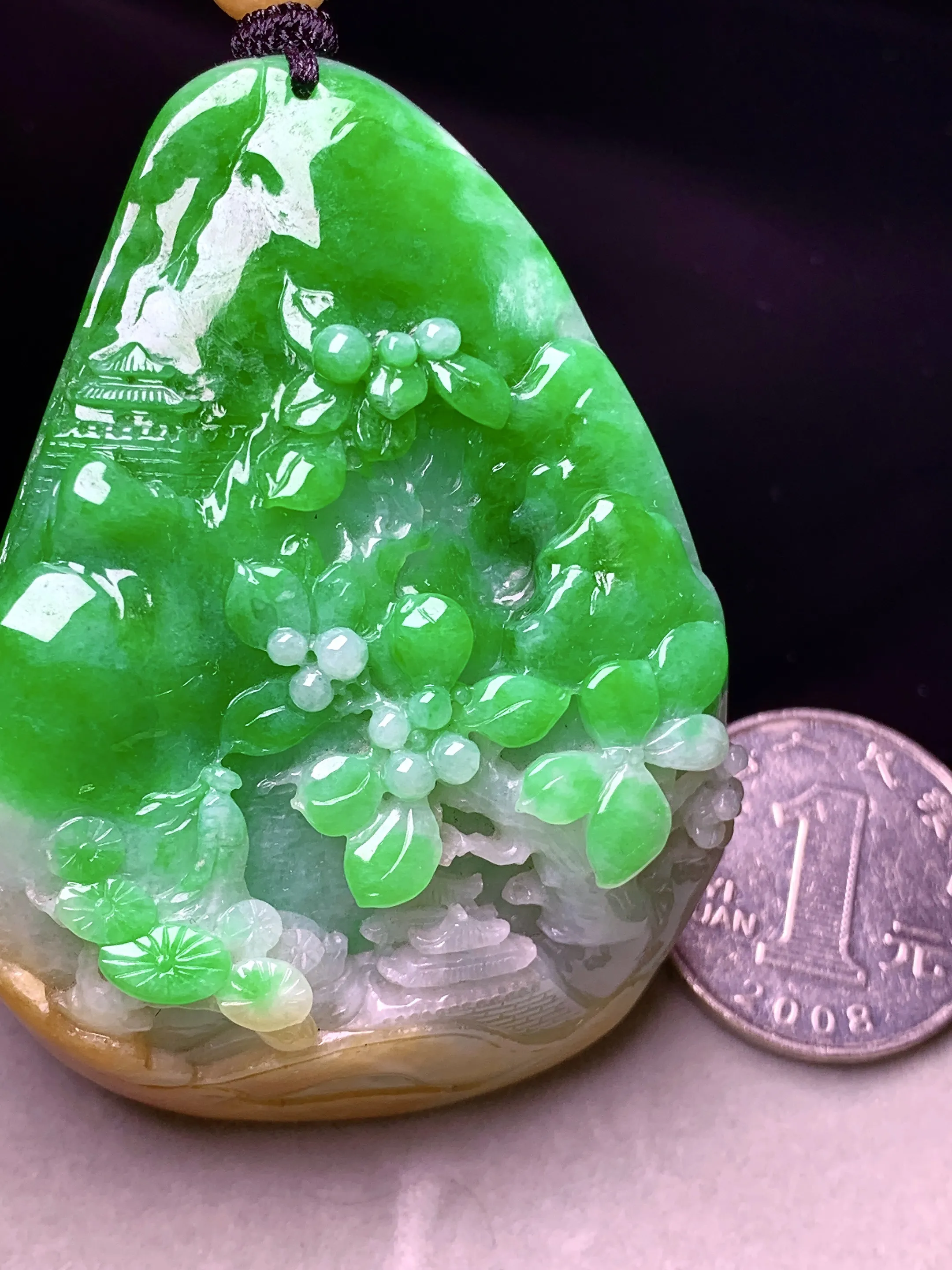 翠绿山水牌子吊坠 玉质细腻 色泽艳丽清新 整体尺寸66*47.2*17.2