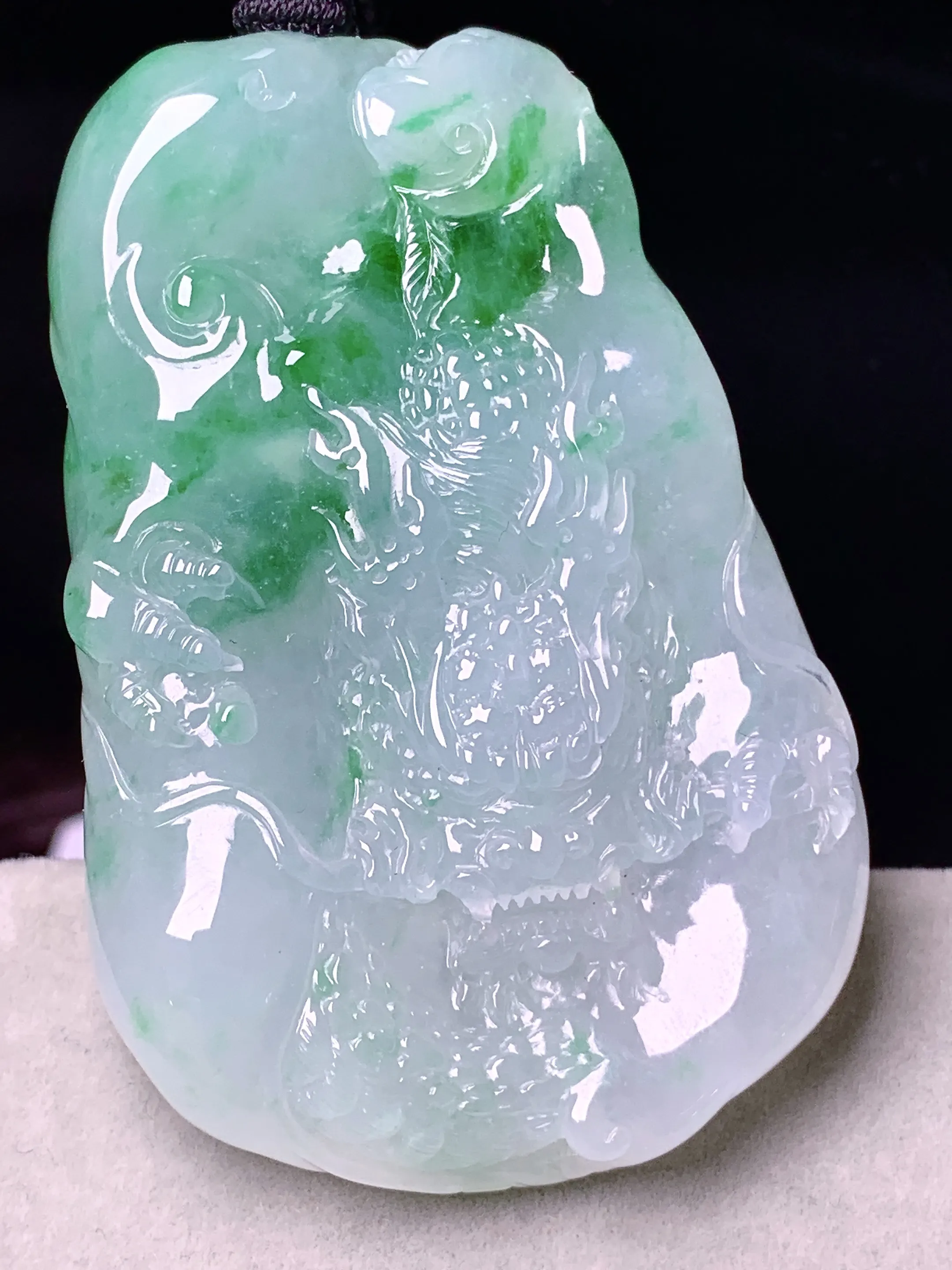 飘绿龙牌吊坠 玉质细腻 色泽艳丽清新 整体尺寸61.8*41*11.5