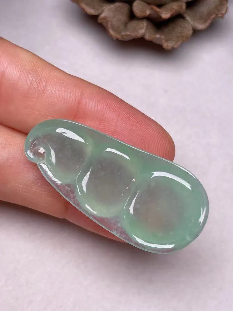 冰种飘花【福豆】吊坠，种水好，玉质细腻 ，卖相好