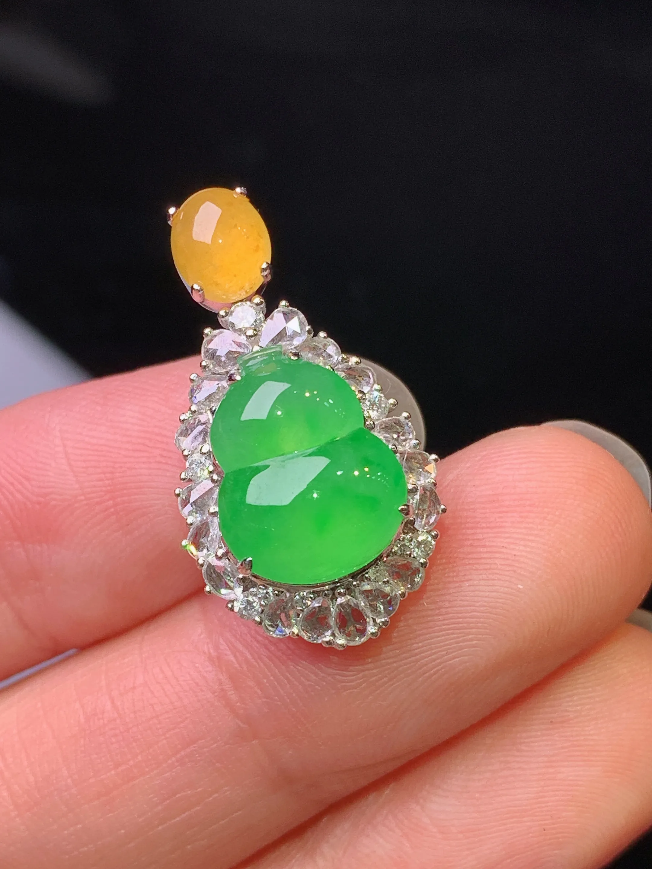 18k金钻镶嵌满绿葫芦吊坠 玉质细腻 色泽艳丽清新 整体尺寸25.2*14.2*9.8